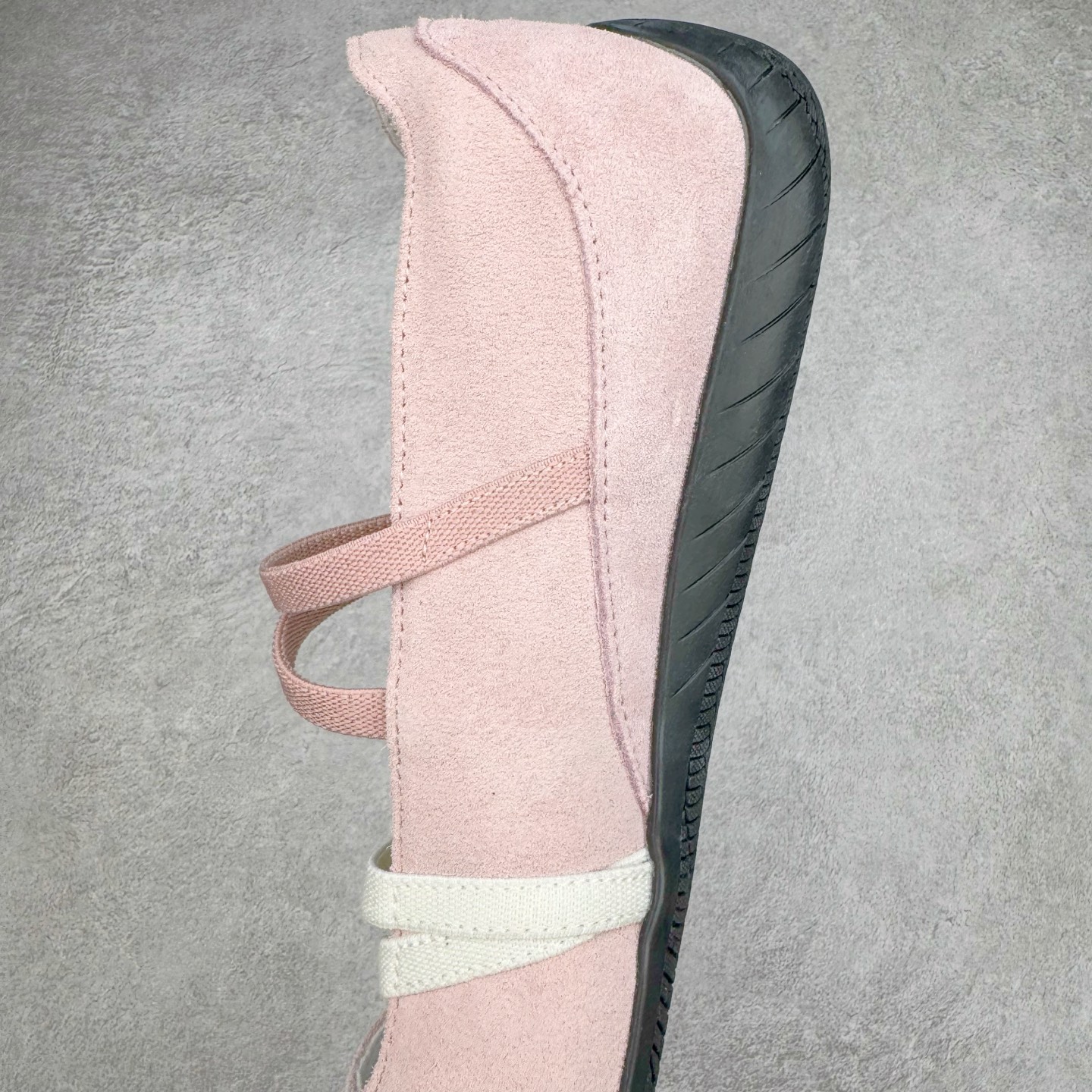 图片[7]-＃S2 PUMA Speedcat Ballerina 彪马柔软舒适防滑耐磨低帮生活休闲鞋芭蕾舞鞋单鞋玛丽珍鞋 这次，PUMA决定再对Speedcat来一次创新，以芭蕾舞鞋为灵感，将芭蕾舞鞋的灵动与轻盈感与赛车鞋融为一体，带来极具个性的全新鞋款Speedcat Ballerina。Speedcat Ballerina由Speedcat去除鞋舌、鞋带以及部分鞋侧位打造而成，鞋带部分被改为如同芭蕾鞋般的交叉弹性带，PUMA的标志依旧设计于鞋侧旁，整个鞋款外观变得更加优雅。Speedcat Ballerina 还汲取了赛车鞋的抓地设计，配备经典橡胶大底。尺码：36 37 37.5 38 38.5 39 40-选品中心