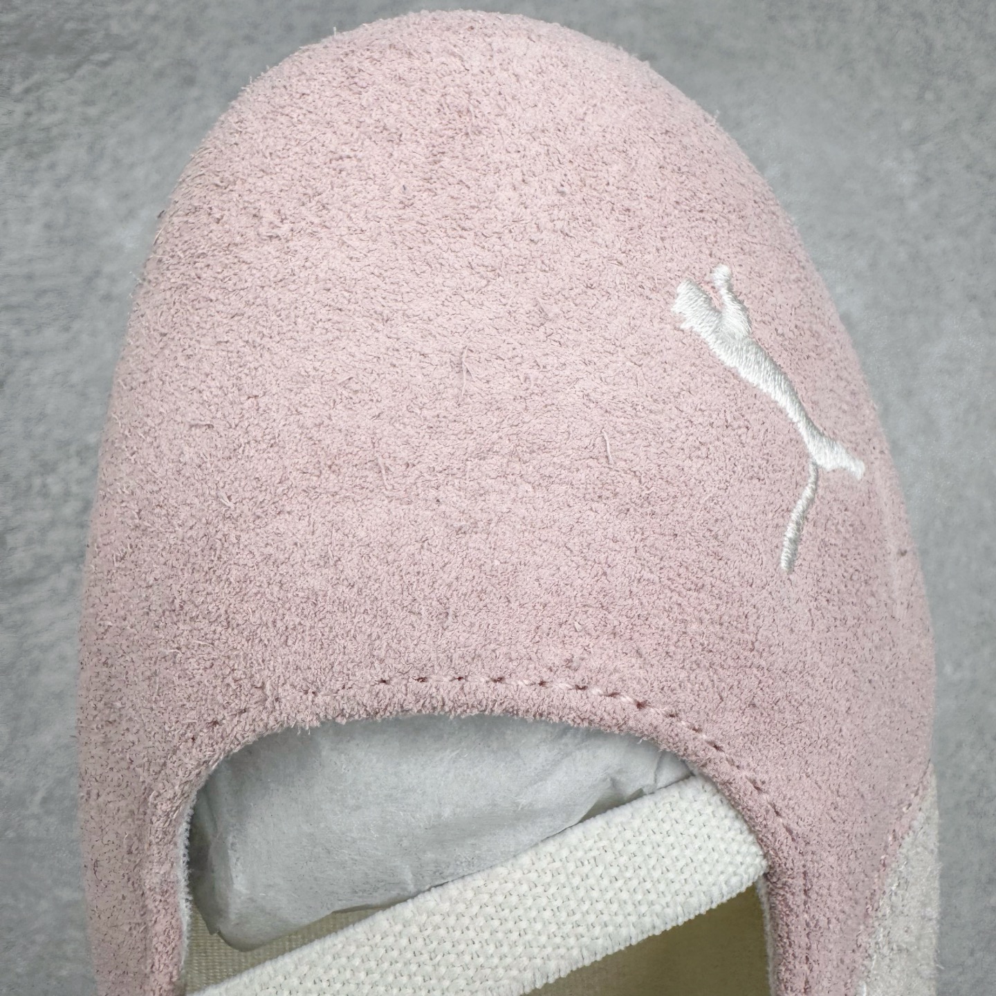 图片[13]-＃S2 PUMA Speedcat Ballerina 彪马柔软舒适防滑耐磨低帮生活休闲鞋芭蕾舞鞋单鞋玛丽珍鞋 这次，PUMA决定再对Speedcat来一次创新，以芭蕾舞鞋为灵感，将芭蕾舞鞋的灵动与轻盈感与赛车鞋融为一体，带来极具个性的全新鞋款Speedcat Ballerina。Speedcat Ballerina由Speedcat去除鞋舌、鞋带以及部分鞋侧位打造而成，鞋带部分被改为如同芭蕾鞋般的交叉弹性带，PUMA的标志依旧设计于鞋侧旁，整个鞋款外观变得更加优雅。Speedcat Ballerina 还汲取了赛车鞋的抓地设计，配备经典橡胶大底。尺码：36 37 37.5 38 38.5 39 40-选品中心