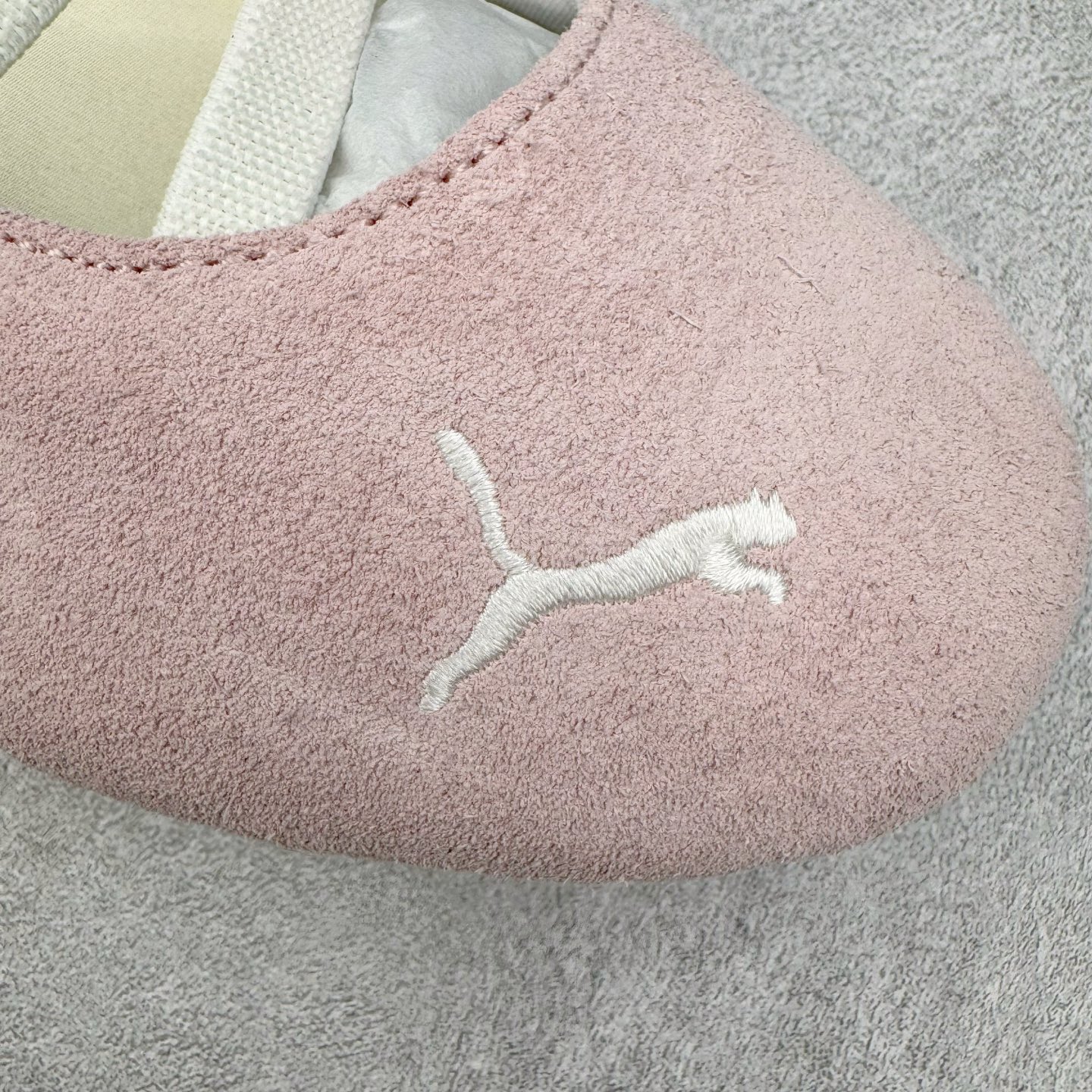 图片[16]-＃S2 PUMA Speedcat Ballerina 彪马柔软舒适防滑耐磨低帮生活休闲鞋芭蕾舞鞋单鞋玛丽珍鞋 这次，PUMA决定再对Speedcat来一次创新，以芭蕾舞鞋为灵感，将芭蕾舞鞋的灵动与轻盈感与赛车鞋融为一体，带来极具个性的全新鞋款Speedcat Ballerina。Speedcat Ballerina由Speedcat去除鞋舌、鞋带以及部分鞋侧位打造而成，鞋带部分被改为如同芭蕾鞋般的交叉弹性带，PUMA的标志依旧设计于鞋侧旁，整个鞋款外观变得更加优雅。Speedcat Ballerina 还汲取了赛车鞋的抓地设计，配备经典橡胶大底。尺码：36 37 37.5 38 38.5 39 40-选品中心