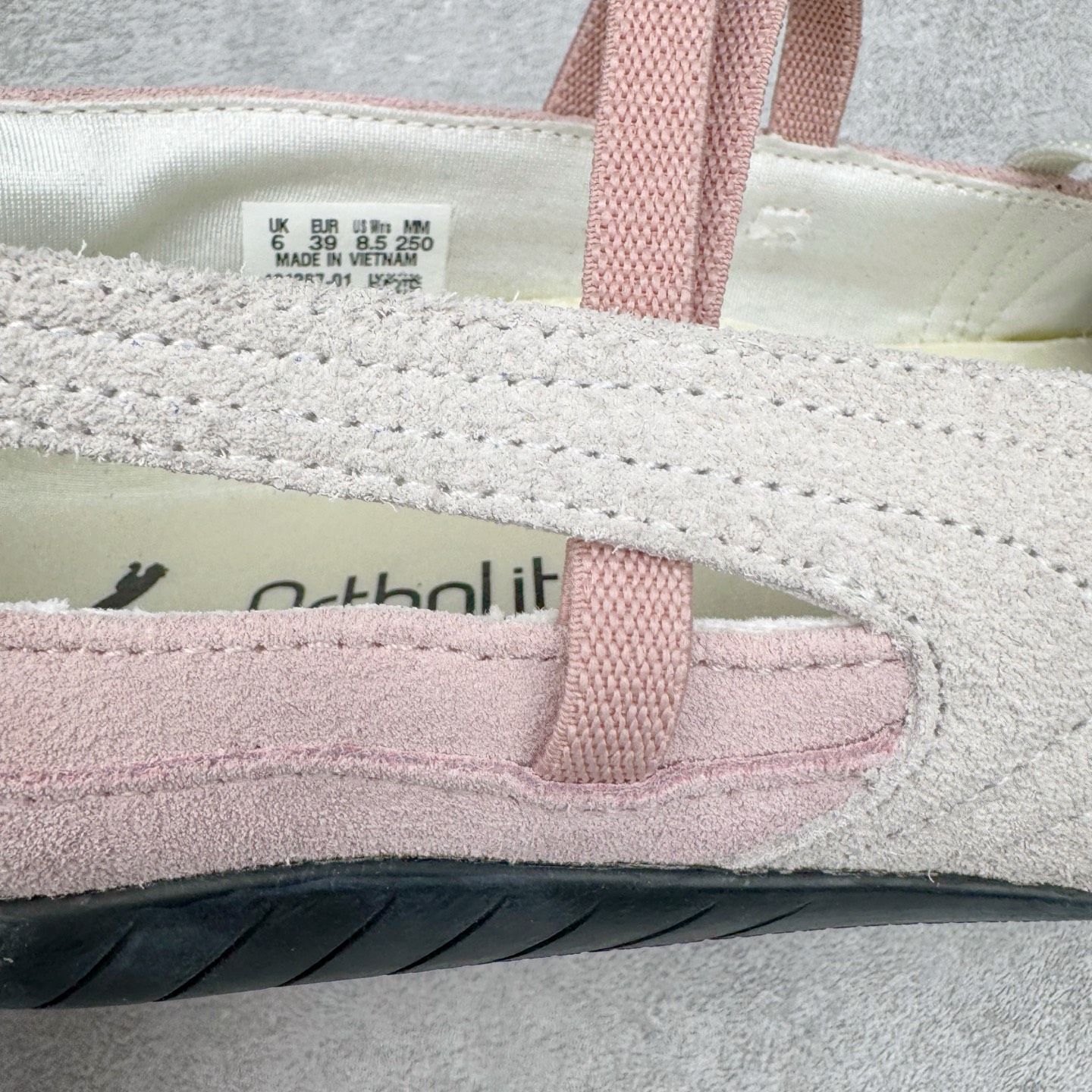 图片[15]-＃S2 PUMA Speedcat Ballerina 彪马柔软舒适防滑耐磨低帮生活休闲鞋芭蕾舞鞋单鞋玛丽珍鞋 这次，PUMA决定再对Speedcat来一次创新，以芭蕾舞鞋为灵感，将芭蕾舞鞋的灵动与轻盈感与赛车鞋融为一体，带来极具个性的全新鞋款Speedcat Ballerina。Speedcat Ballerina由Speedcat去除鞋舌、鞋带以及部分鞋侧位打造而成，鞋带部分被改为如同芭蕾鞋般的交叉弹性带，PUMA的标志依旧设计于鞋侧旁，整个鞋款外观变得更加优雅。Speedcat Ballerina 还汲取了赛车鞋的抓地设计，配备经典橡胶大底。尺码：36 37 37.5 38 38.5 39 40-选品中心