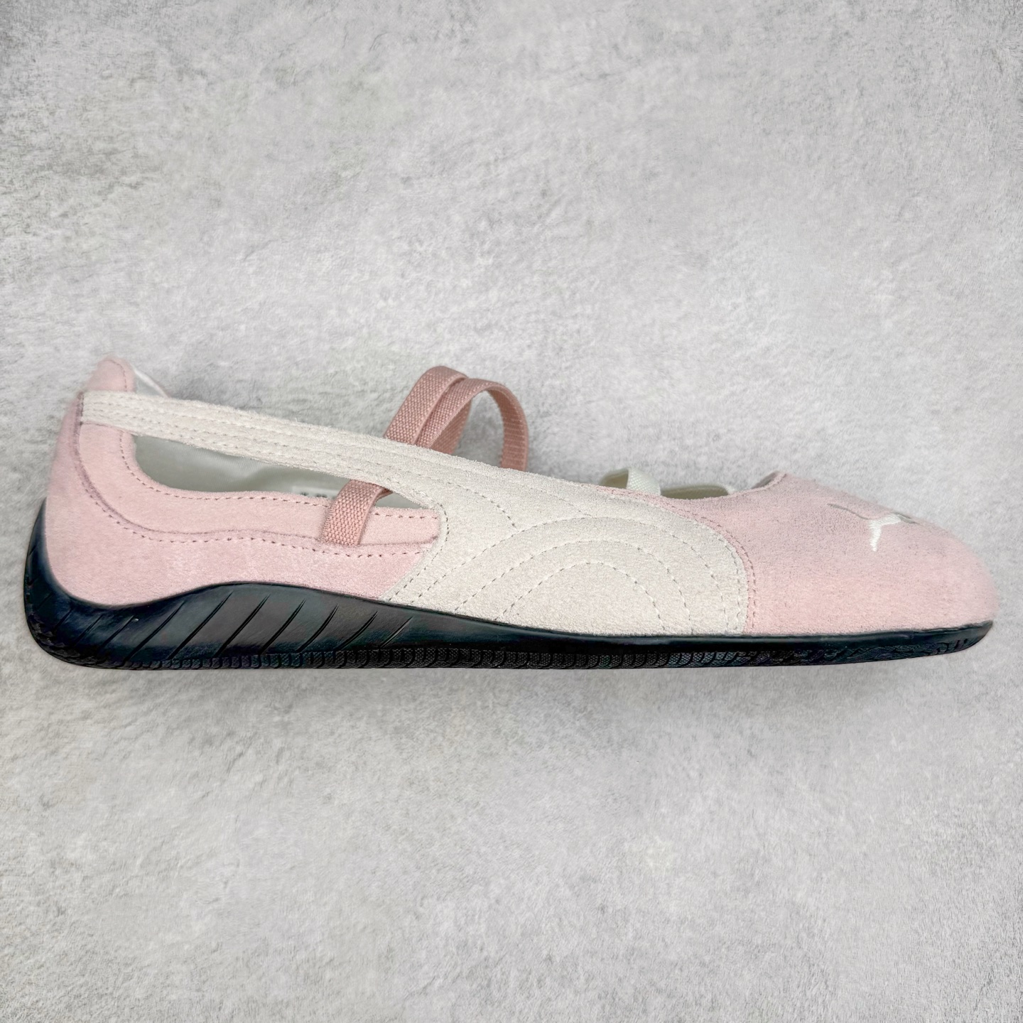 ＃S2 PUMA Speedcat Ballerina 彪马柔软舒适防滑耐磨低帮生活休闲鞋芭蕾舞鞋单鞋玛丽珍鞋 这次，PUMA决定再对Speedcat来一次创新，以芭蕾舞鞋为灵感，将芭蕾舞鞋的灵动与轻盈感与赛车鞋融为一体，带来极具个性的全新鞋款Speedcat Ballerina。Speedcat Ballerina由Speedcat去除鞋舌、鞋带以及部分鞋侧位打造而成，鞋带部分被改为如同芭蕾鞋般的交叉弹性带，PUMA的标志依旧设计于鞋侧旁，整个鞋款外观变得更加优雅。Speedcat Ballerina 还汲取了赛车鞋的抓地设计，配备经典橡胶大底。尺码：36 37 37.5 38 38.5 39 40-选品中心