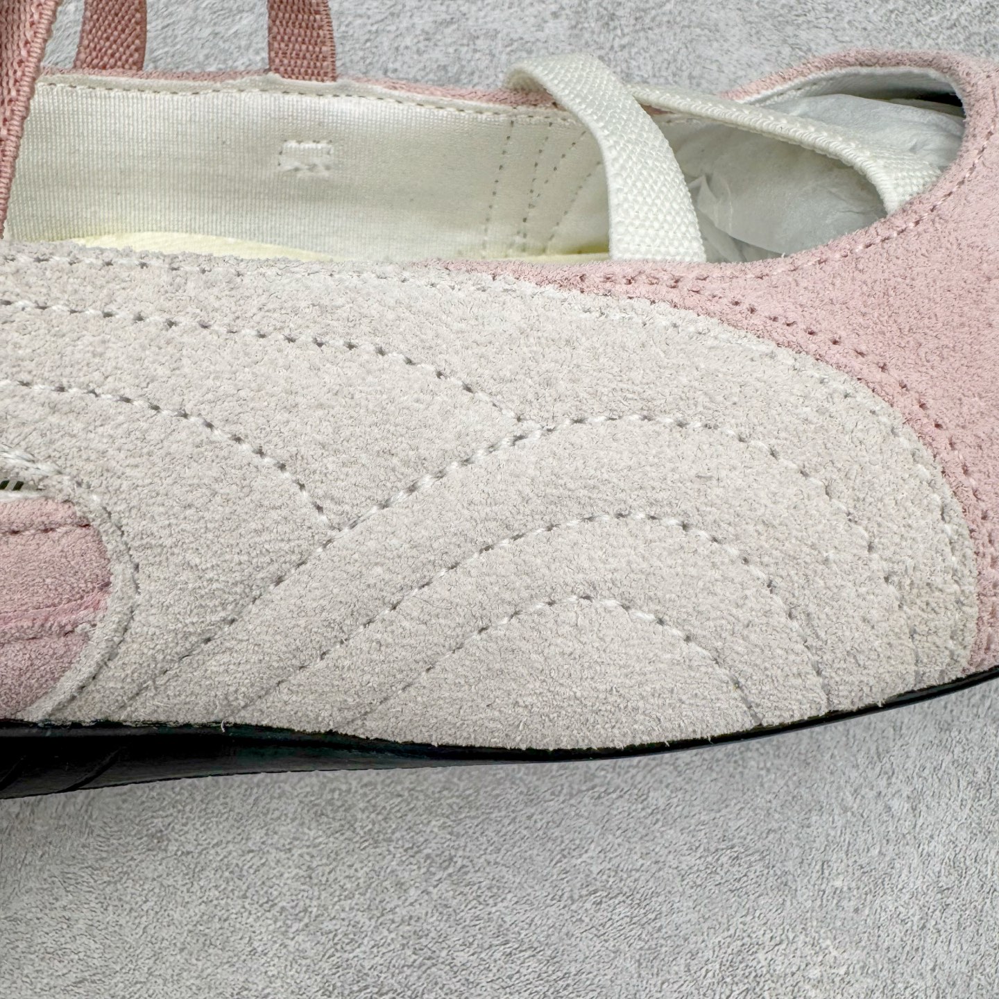 图片[17]-＃S2 PUMA Speedcat Ballerina 彪马柔软舒适防滑耐磨低帮生活休闲鞋芭蕾舞鞋单鞋玛丽珍鞋 这次，PUMA决定再对Speedcat来一次创新，以芭蕾舞鞋为灵感，将芭蕾舞鞋的灵动与轻盈感与赛车鞋融为一体，带来极具个性的全新鞋款Speedcat Ballerina。Speedcat Ballerina由Speedcat去除鞋舌、鞋带以及部分鞋侧位打造而成，鞋带部分被改为如同芭蕾鞋般的交叉弹性带，PUMA的标志依旧设计于鞋侧旁，整个鞋款外观变得更加优雅。Speedcat Ballerina 还汲取了赛车鞋的抓地设计，配备经典橡胶大底。尺码：36 37 37.5 38 38.5 39 40-选品中心