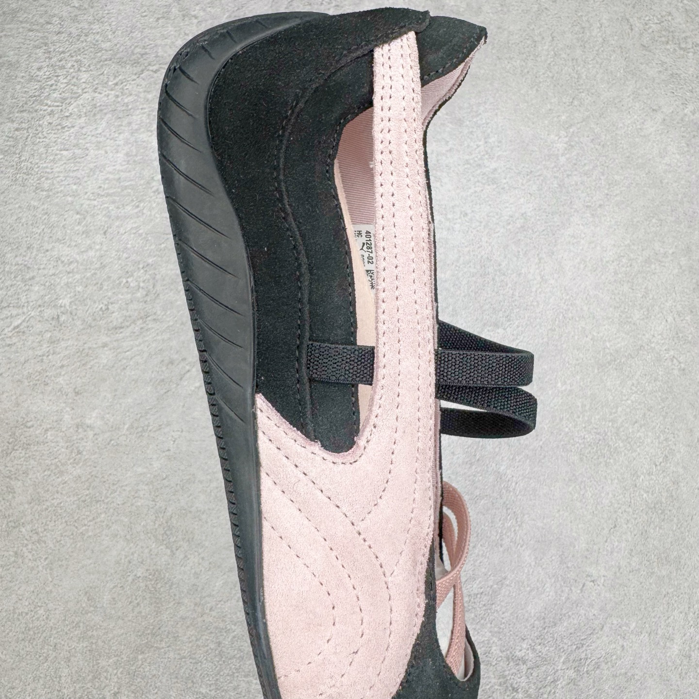 图片[6]-＃S2 PUMA Speedcat Ballerina 彪马柔软舒适防滑耐磨低帮生活休闲鞋芭蕾舞鞋单鞋玛丽珍鞋 这次，PUMA决定再对Speedcat来一次创新，以芭蕾舞鞋为灵感，将芭蕾舞鞋的灵动与轻盈感与赛车鞋融为一体，带来极具个性的全新鞋款Speedcat Ballerina。Speedcat Ballerina由Speedcat去除鞋舌、鞋带以及部分鞋侧位打造而成，鞋带部分被改为如同芭蕾鞋般的交叉弹性带，PUMA的标志依旧设计于鞋侧旁，整个鞋款外观变得更加优雅。Speedcat Ballerina 还汲取了赛车鞋的抓地设计，配备经典橡胶大底。尺码：36 37 37.5 38 38.5 39 40-选品中心