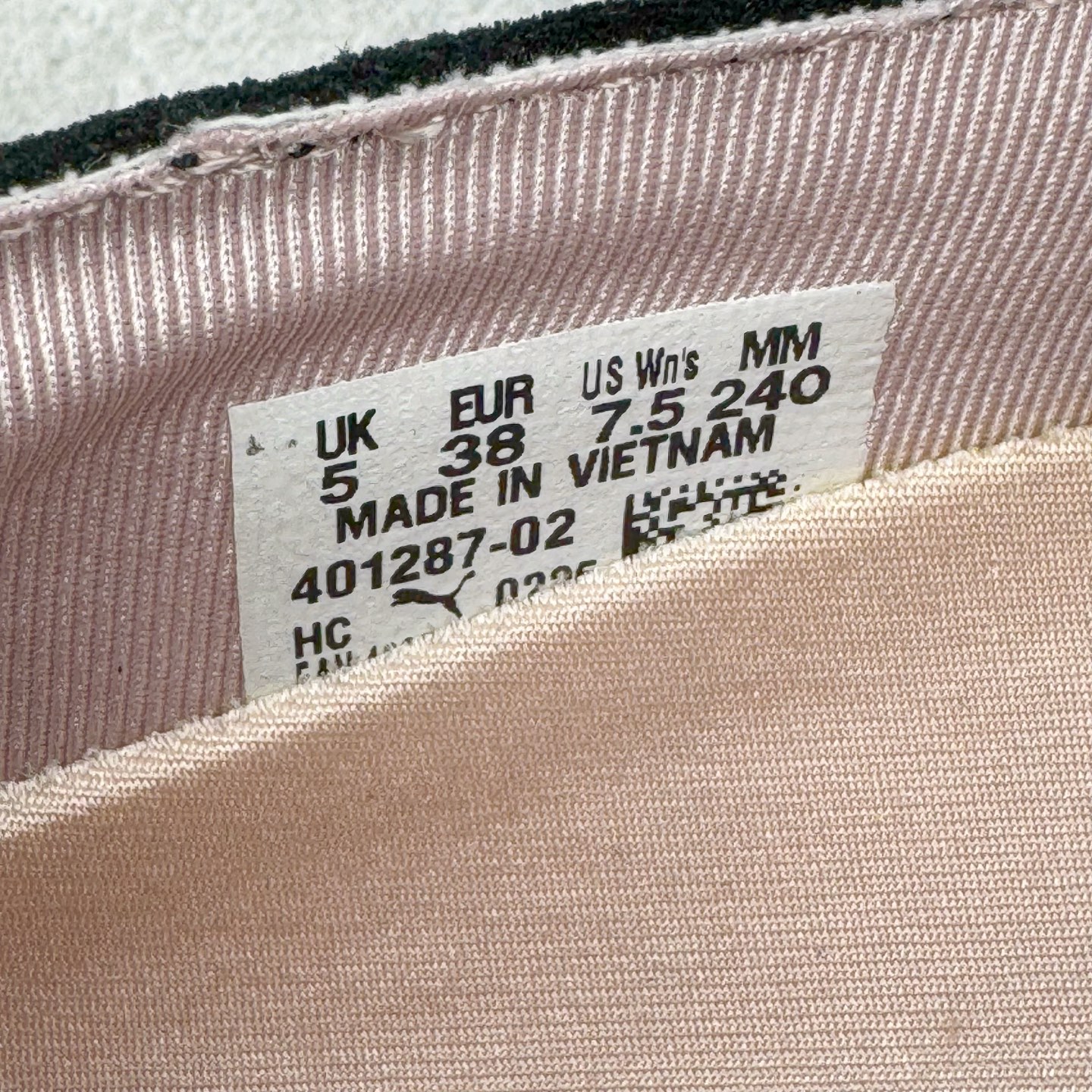 图片[12]-＃S2 PUMA Speedcat Ballerina 彪马柔软舒适防滑耐磨低帮生活休闲鞋芭蕾舞鞋单鞋玛丽珍鞋 这次，PUMA决定再对Speedcat来一次创新，以芭蕾舞鞋为灵感，将芭蕾舞鞋的灵动与轻盈感与赛车鞋融为一体，带来极具个性的全新鞋款Speedcat Ballerina。Speedcat Ballerina由Speedcat去除鞋舌、鞋带以及部分鞋侧位打造而成，鞋带部分被改为如同芭蕾鞋般的交叉弹性带，PUMA的标志依旧设计于鞋侧旁，整个鞋款外观变得更加优雅。Speedcat Ballerina 还汲取了赛车鞋的抓地设计，配备经典橡胶大底。尺码：36 37 37.5 38 38.5 39 40-选品中心