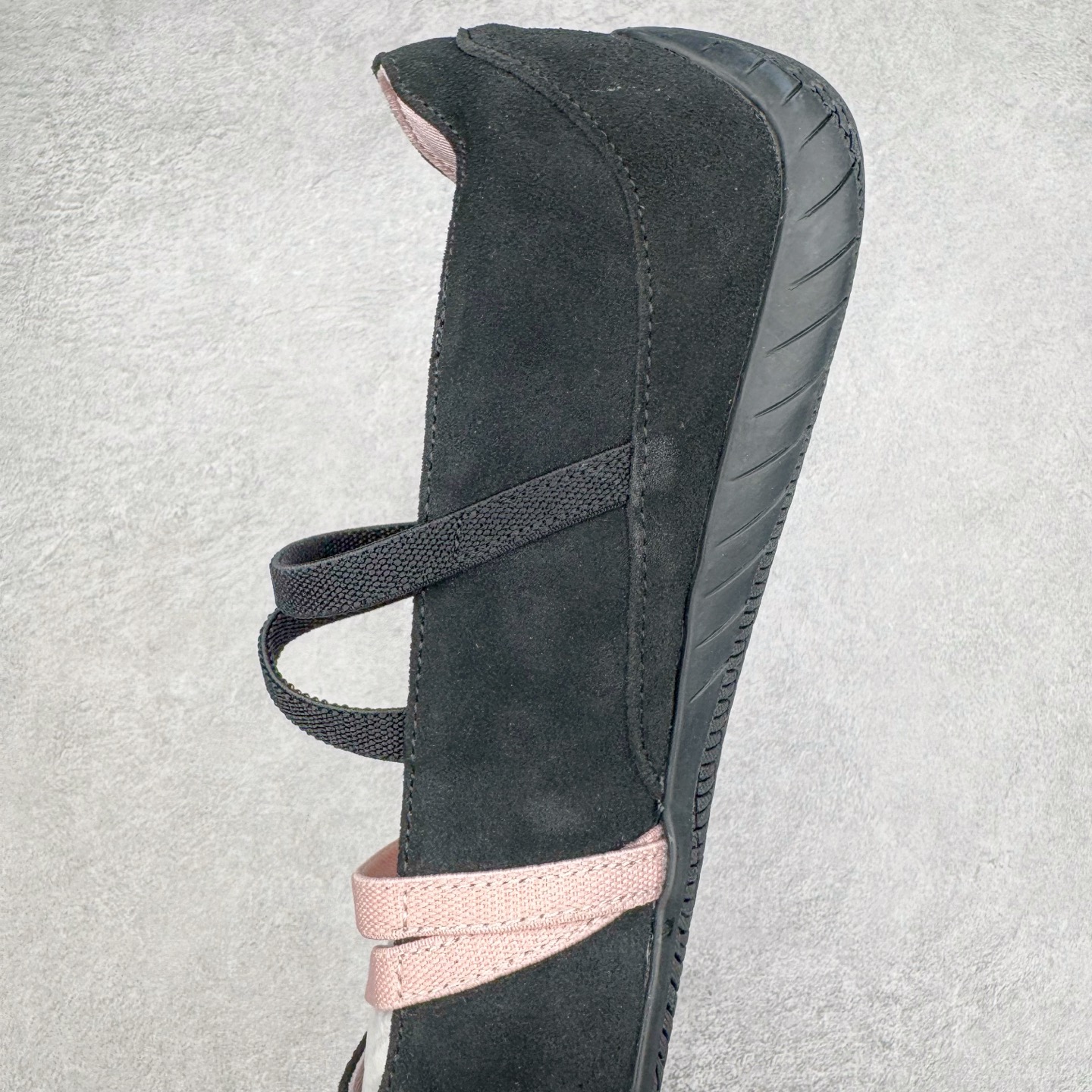 图片[7]-＃S2 PUMA Speedcat Ballerina 彪马柔软舒适防滑耐磨低帮生活休闲鞋芭蕾舞鞋单鞋玛丽珍鞋 这次，PUMA决定再对Speedcat来一次创新，以芭蕾舞鞋为灵感，将芭蕾舞鞋的灵动与轻盈感与赛车鞋融为一体，带来极具个性的全新鞋款Speedcat Ballerina。Speedcat Ballerina由Speedcat去除鞋舌、鞋带以及部分鞋侧位打造而成，鞋带部分被改为如同芭蕾鞋般的交叉弹性带，PUMA的标志依旧设计于鞋侧旁，整个鞋款外观变得更加优雅。Speedcat Ballerina 还汲取了赛车鞋的抓地设计，配备经典橡胶大底。尺码：36 37 37.5 38 38.5 39 40-选品中心