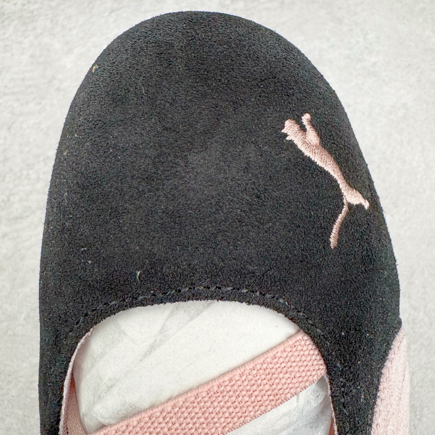 图片[14]-＃S2 PUMA Speedcat Ballerina 彪马柔软舒适防滑耐磨低帮生活休闲鞋芭蕾舞鞋单鞋玛丽珍鞋 这次，PUMA决定再对Speedcat来一次创新，以芭蕾舞鞋为灵感，将芭蕾舞鞋的灵动与轻盈感与赛车鞋融为一体，带来极具个性的全新鞋款Speedcat Ballerina。Speedcat Ballerina由Speedcat去除鞋舌、鞋带以及部分鞋侧位打造而成，鞋带部分被改为如同芭蕾鞋般的交叉弹性带，PUMA的标志依旧设计于鞋侧旁，整个鞋款外观变得更加优雅。Speedcat Ballerina 还汲取了赛车鞋的抓地设计，配备经典橡胶大底。尺码：36 37 37.5 38 38.5 39 40-选品中心