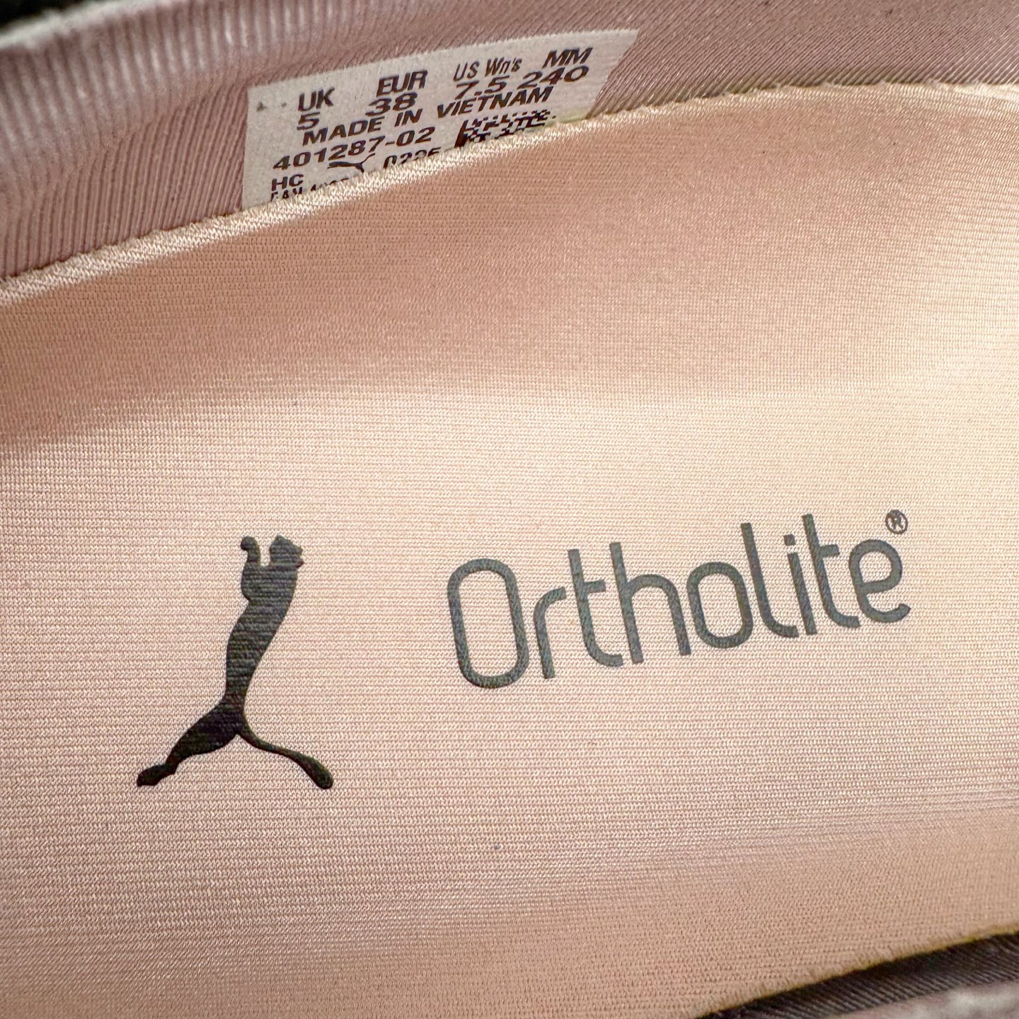 图片[13]-＃S2 PUMA Speedcat Ballerina 彪马柔软舒适防滑耐磨低帮生活休闲鞋芭蕾舞鞋单鞋玛丽珍鞋 这次，PUMA决定再对Speedcat来一次创新，以芭蕾舞鞋为灵感，将芭蕾舞鞋的灵动与轻盈感与赛车鞋融为一体，带来极具个性的全新鞋款Speedcat Ballerina。Speedcat Ballerina由Speedcat去除鞋舌、鞋带以及部分鞋侧位打造而成，鞋带部分被改为如同芭蕾鞋般的交叉弹性带，PUMA的标志依旧设计于鞋侧旁，整个鞋款外观变得更加优雅。Speedcat Ballerina 还汲取了赛车鞋的抓地设计，配备经典橡胶大底。尺码：36 37 37.5 38 38.5 39 40-选品中心