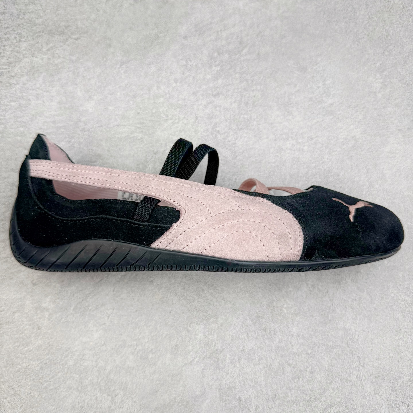 ＃S2 PUMA Speedcat Ballerina 彪马柔软舒适防滑耐磨低帮生活休闲鞋芭蕾舞鞋单鞋玛丽珍鞋 这次，PUMA决定再对Speedcat来一次创新，以芭蕾舞鞋为灵感，将芭蕾舞鞋的灵动与轻盈感与赛车鞋融为一体，带来极具个性的全新鞋款Speedcat Ballerina。Speedcat Ballerina由Speedcat去除鞋舌、鞋带以及部分鞋侧位打造而成，鞋带部分被改为如同芭蕾鞋般的交叉弹性带，PUMA的标志依旧设计于鞋侧旁，整个鞋款外观变得更加优雅。Speedcat Ballerina 还汲取了赛车鞋的抓地设计，配备经典橡胶大底。尺码：36 37 37.5 38 38.5 39 40-选品中心