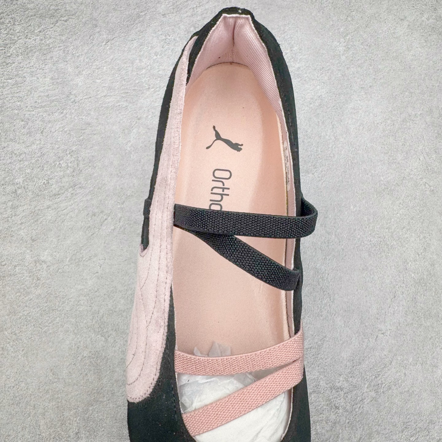 图片[5]-＃S2 PUMA Speedcat Ballerina 彪马柔软舒适防滑耐磨低帮生活休闲鞋芭蕾舞鞋单鞋玛丽珍鞋 这次，PUMA决定再对Speedcat来一次创新，以芭蕾舞鞋为灵感，将芭蕾舞鞋的灵动与轻盈感与赛车鞋融为一体，带来极具个性的全新鞋款Speedcat Ballerina。Speedcat Ballerina由Speedcat去除鞋舌、鞋带以及部分鞋侧位打造而成，鞋带部分被改为如同芭蕾鞋般的交叉弹性带，PUMA的标志依旧设计于鞋侧旁，整个鞋款外观变得更加优雅。Speedcat Ballerina 还汲取了赛车鞋的抓地设计，配备经典橡胶大底。尺码：36 37 37.5 38 38.5 39 40-选品中心