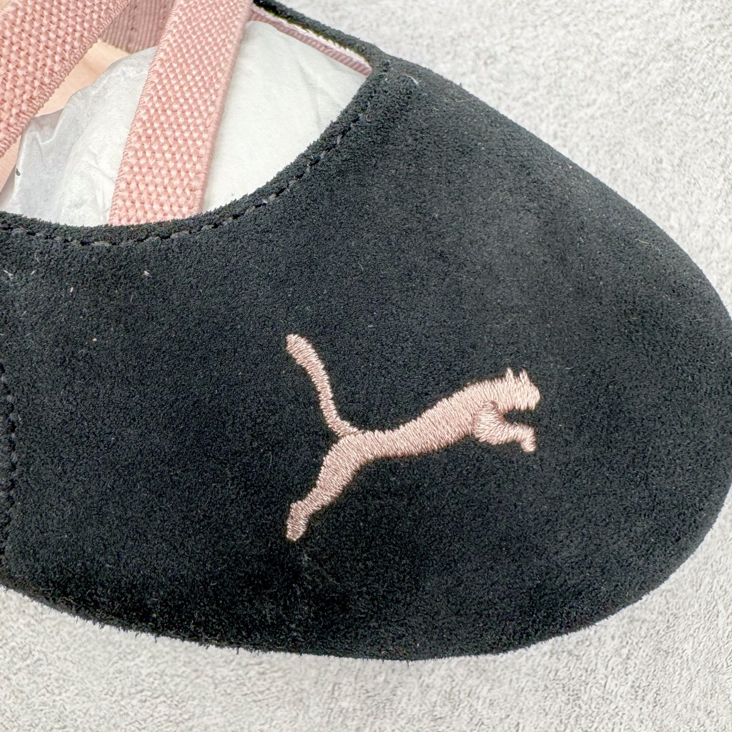 图片[15]-＃S2 PUMA Speedcat Ballerina 彪马柔软舒适防滑耐磨低帮生活休闲鞋芭蕾舞鞋单鞋玛丽珍鞋 这次，PUMA决定再对Speedcat来一次创新，以芭蕾舞鞋为灵感，将芭蕾舞鞋的灵动与轻盈感与赛车鞋融为一体，带来极具个性的全新鞋款Speedcat Ballerina。Speedcat Ballerina由Speedcat去除鞋舌、鞋带以及部分鞋侧位打造而成，鞋带部分被改为如同芭蕾鞋般的交叉弹性带，PUMA的标志依旧设计于鞋侧旁，整个鞋款外观变得更加优雅。Speedcat Ballerina 还汲取了赛车鞋的抓地设计，配备经典橡胶大底。尺码：36 37 37.5 38 38.5 39 40-选品中心