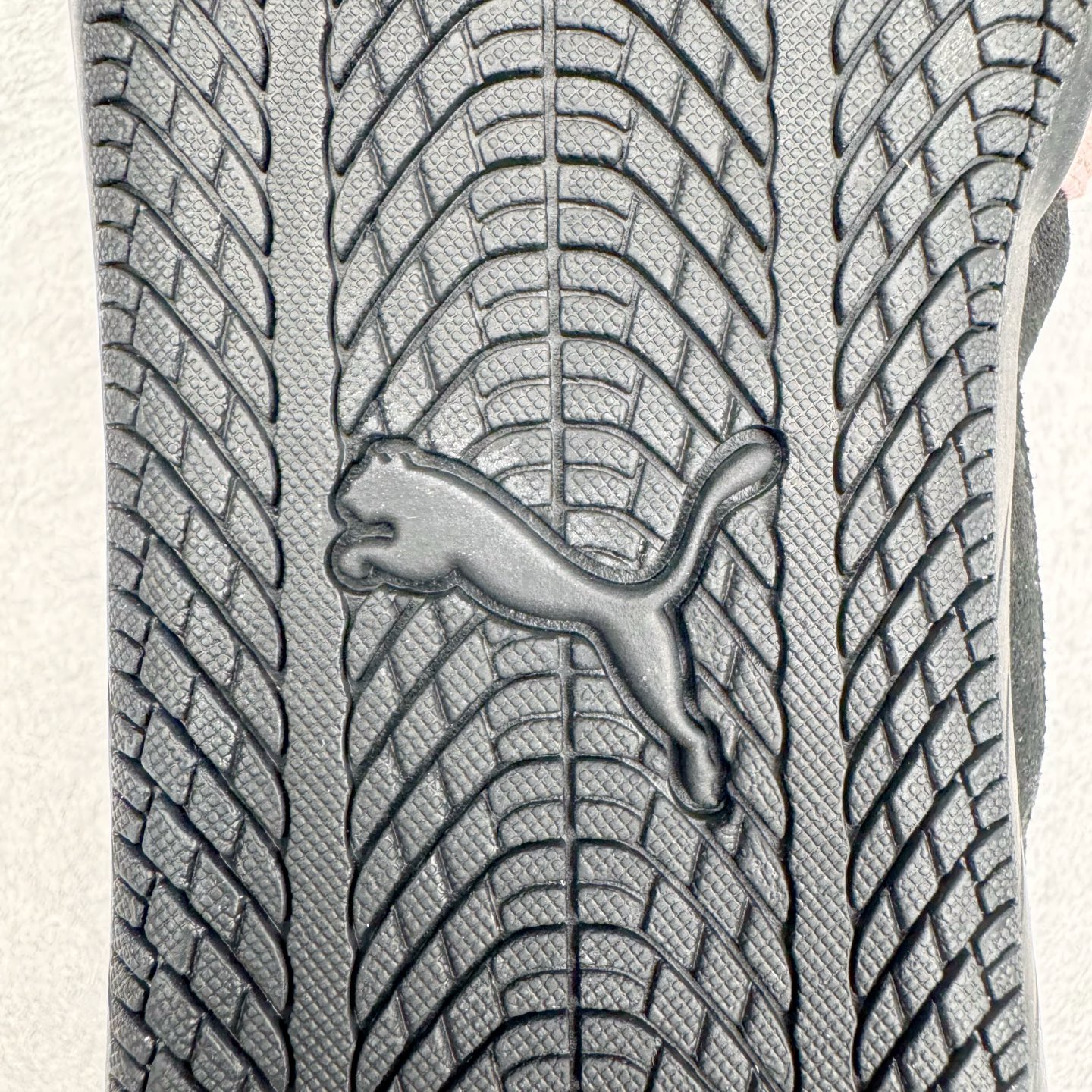 图片[17]-＃S2 PUMA Speedcat Ballerina 彪马柔软舒适防滑耐磨低帮生活休闲鞋芭蕾舞鞋单鞋玛丽珍鞋 这次，PUMA决定再对Speedcat来一次创新，以芭蕾舞鞋为灵感，将芭蕾舞鞋的灵动与轻盈感与赛车鞋融为一体，带来极具个性的全新鞋款Speedcat Ballerina。Speedcat Ballerina由Speedcat去除鞋舌、鞋带以及部分鞋侧位打造而成，鞋带部分被改为如同芭蕾鞋般的交叉弹性带，PUMA的标志依旧设计于鞋侧旁，整个鞋款外观变得更加优雅。Speedcat Ballerina 还汲取了赛车鞋的抓地设计，配备经典橡胶大底。尺码：36 37 37.5 38 38.5 39 40-选品中心