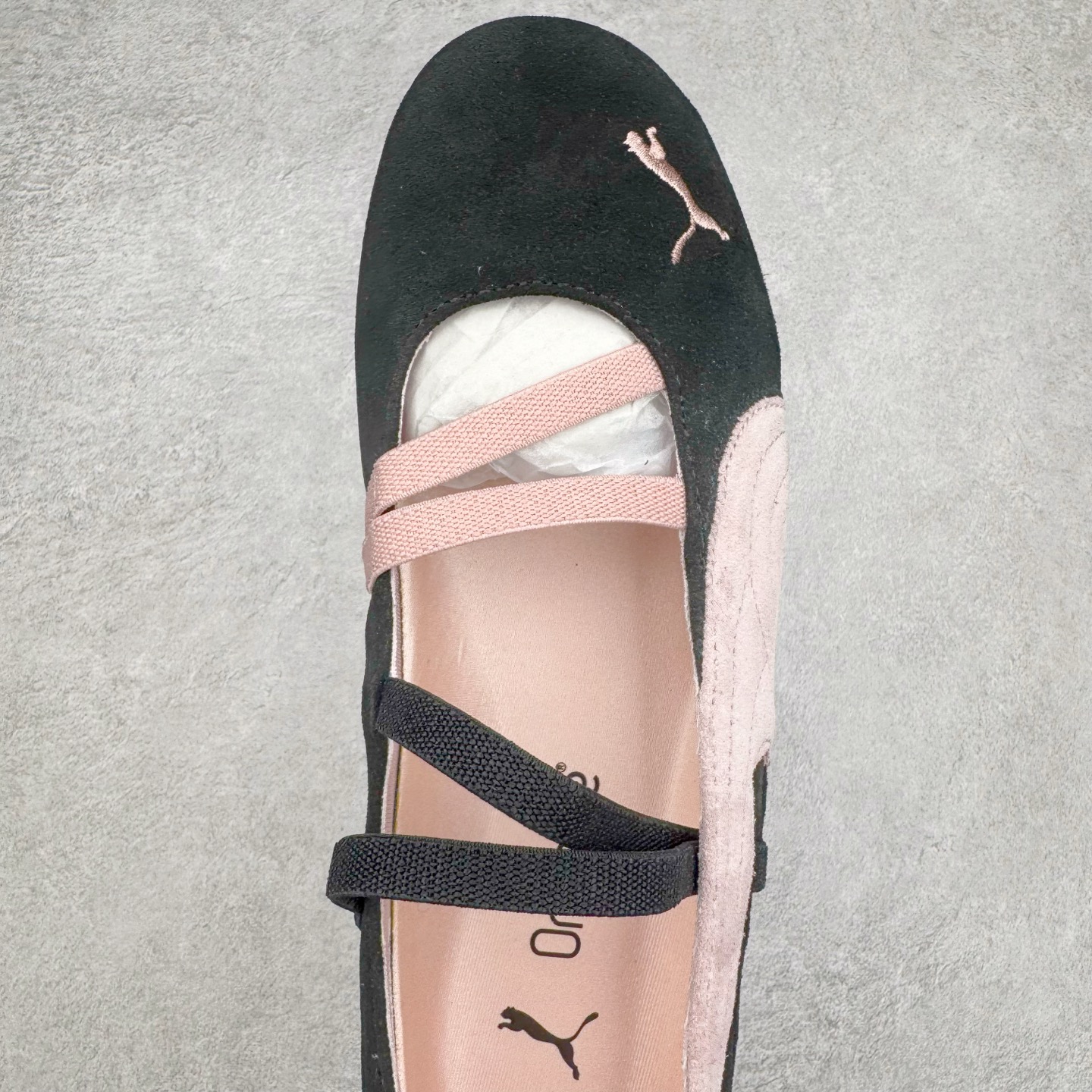 图片[4]-＃S2 PUMA Speedcat Ballerina 彪马柔软舒适防滑耐磨低帮生活休闲鞋芭蕾舞鞋单鞋玛丽珍鞋 这次，PUMA决定再对Speedcat来一次创新，以芭蕾舞鞋为灵感，将芭蕾舞鞋的灵动与轻盈感与赛车鞋融为一体，带来极具个性的全新鞋款Speedcat Ballerina。Speedcat Ballerina由Speedcat去除鞋舌、鞋带以及部分鞋侧位打造而成，鞋带部分被改为如同芭蕾鞋般的交叉弹性带，PUMA的标志依旧设计于鞋侧旁，整个鞋款外观变得更加优雅。Speedcat Ballerina 还汲取了赛车鞋的抓地设计，配备经典橡胶大底。尺码：36 37 37.5 38 38.5 39 40-选品中心