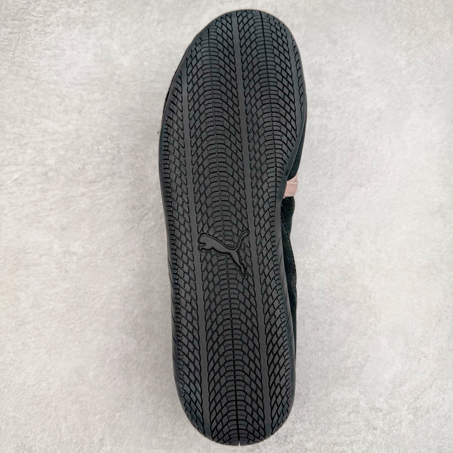 图片[9]-＃S2 PUMA Speedcat Ballerina 彪马柔软舒适防滑耐磨低帮生活休闲鞋芭蕾舞鞋单鞋玛丽珍鞋 这次，PUMA决定再对Speedcat来一次创新，以芭蕾舞鞋为灵感，将芭蕾舞鞋的灵动与轻盈感与赛车鞋融为一体，带来极具个性的全新鞋款Speedcat Ballerina。Speedcat Ballerina由Speedcat去除鞋舌、鞋带以及部分鞋侧位打造而成，鞋带部分被改为如同芭蕾鞋般的交叉弹性带，PUMA的标志依旧设计于鞋侧旁，整个鞋款外观变得更加优雅。Speedcat Ballerina 还汲取了赛车鞋的抓地设计，配备经典橡胶大底。尺码：36 37 37.5 38 38.5 39 40-选品中心