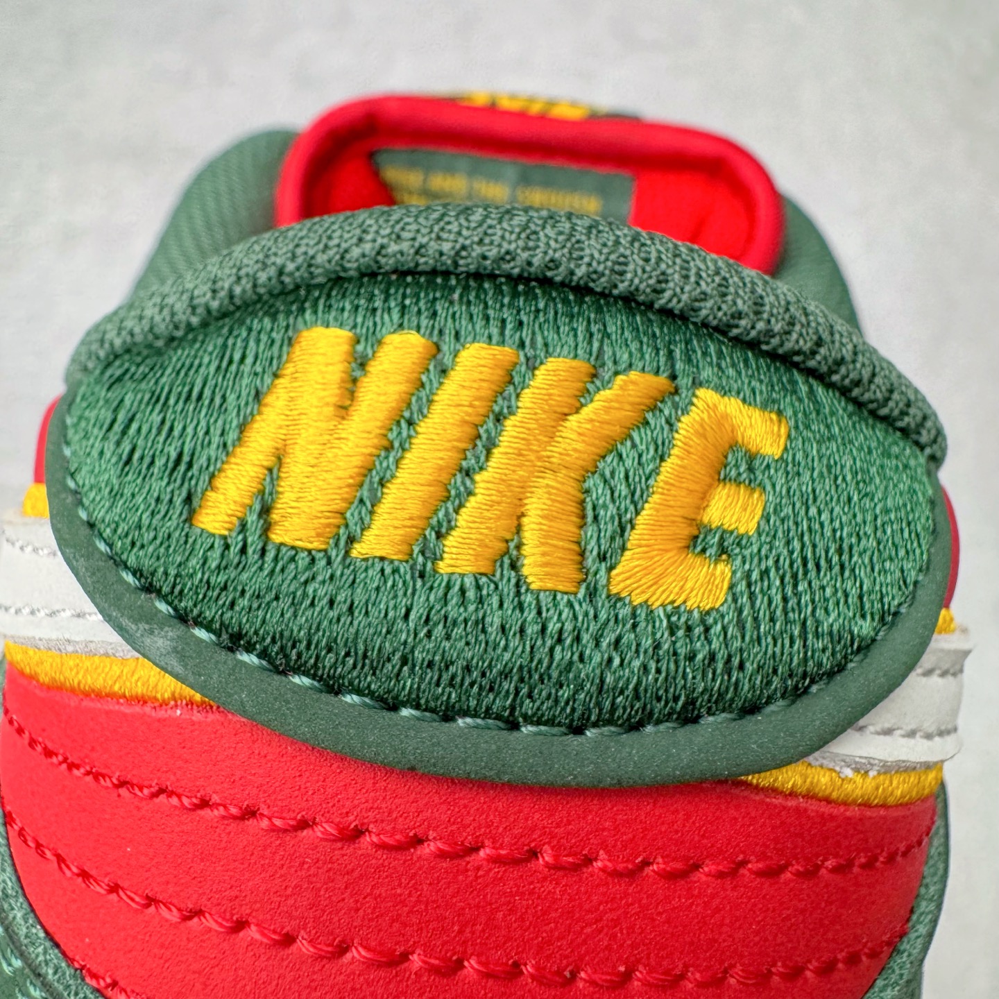 图片[15]-＃KZ神版福利 NK SB Dunk Low 西雅图红绿 FZ1287-300 毫无疑问市场中端王者 全码福利开炸 长期补货价格一步到位 毫无疑问市场中端王者 实力大厂出品 新配色陆续开发 利润个位数只为口碑 全套原纸板楦头开发 确保原汁原味 完美呈现DUNK版型 一比一鞋头弧度高度鞋身弧度 此版本只针对中端市场 皮料材质有所更替 其他数据细节工艺流程均保持一致 绝不口嗨 细节品控鞋型随意对比 独家私模官方第六代原厂航空铝磨具打磨大底 鞋头坡度极致还原 无解鞋型 原盒原配 圈内天花板工艺 原厂玻璃冲刀 超高清洁度 全鞋零毛边皮料切割 原厂中底布点胶 中底布拉帮走线遵循公司 尺码：36 36.5 37.5 38 38.5 39 40 40.5 41 42 42.5 43 44 44.5 45 46 47.5-选品中心