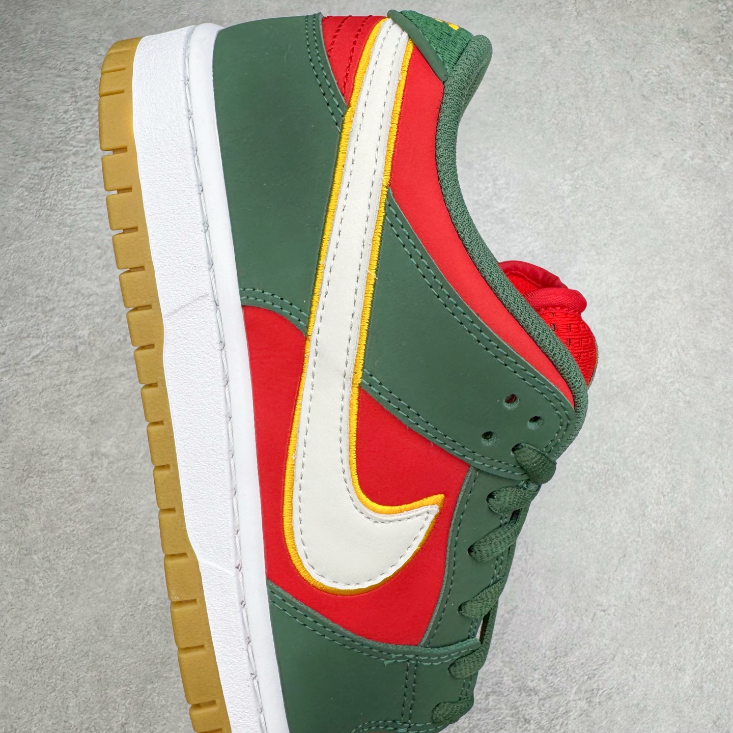 图片[6]-＃KZ神版福利 NK SB Dunk Low 西雅图红绿 FZ1287-300 毫无疑问市场中端王者 全码福利开炸 长期补货价格一步到位 毫无疑问市场中端王者 实力大厂出品 新配色陆续开发 利润个位数只为口碑 全套原纸板楦头开发 确保原汁原味 完美呈现DUNK版型 一比一鞋头弧度高度鞋身弧度 此版本只针对中端市场 皮料材质有所更替 其他数据细节工艺流程均保持一致 绝不口嗨 细节品控鞋型随意对比 独家私模官方第六代原厂航空铝磨具打磨大底 鞋头坡度极致还原 无解鞋型 原盒原配 圈内天花板工艺 原厂玻璃冲刀 超高清洁度 全鞋零毛边皮料切割 原厂中底布点胶 中底布拉帮走线遵循公司 尺码：36 36.5 37.5 38 38.5 39 40 40.5 41 42 42.5 43 44 44.5 45 46 47.5-选品中心