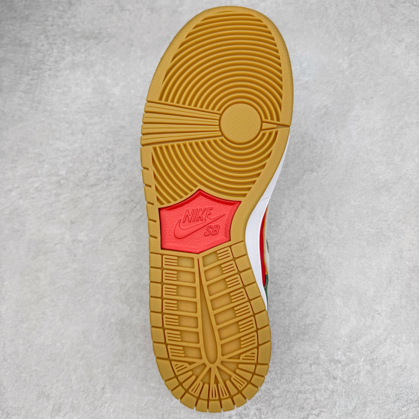 图片[9]-＃KZ神版福利 NK SB Dunk Low 西雅图红绿 FZ1287-300 毫无疑问市场中端王者 全码福利开炸 长期补货价格一步到位 毫无疑问市场中端王者 实力大厂出品 新配色陆续开发 利润个位数只为口碑 全套原纸板楦头开发 确保原汁原味 完美呈现DUNK版型 一比一鞋头弧度高度鞋身弧度 此版本只针对中端市场 皮料材质有所更替 其他数据细节工艺流程均保持一致 绝不口嗨 细节品控鞋型随意对比 独家私模官方第六代原厂航空铝磨具打磨大底 鞋头坡度极致还原 无解鞋型 原盒原配 圈内天花板工艺 原厂玻璃冲刀 超高清洁度 全鞋零毛边皮料切割 原厂中底布点胶 中底布拉帮走线遵循公司 尺码：36 36.5 37.5 38 38.5 39 40 40.5 41 42 42.5 43 44 44.5 45 46 47.5-选品中心