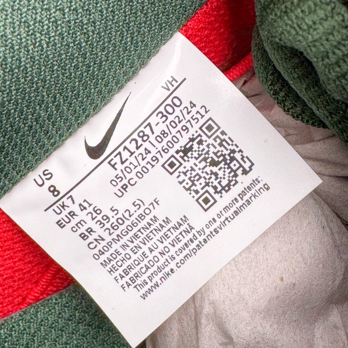 图片[12]-＃KZ神版福利 NK SB Dunk Low 西雅图红绿 FZ1287-300 毫无疑问市场中端王者 全码福利开炸 长期补货价格一步到位 毫无疑问市场中端王者 实力大厂出品 新配色陆续开发 利润个位数只为口碑 全套原纸板楦头开发 确保原汁原味 完美呈现DUNK版型 一比一鞋头弧度高度鞋身弧度 此版本只针对中端市场 皮料材质有所更替 其他数据细节工艺流程均保持一致 绝不口嗨 细节品控鞋型随意对比 独家私模官方第六代原厂航空铝磨具打磨大底 鞋头坡度极致还原 无解鞋型 原盒原配 圈内天花板工艺 原厂玻璃冲刀 超高清洁度 全鞋零毛边皮料切割 原厂中底布点胶 中底布拉帮走线遵循公司 尺码：36 36.5 37.5 38 38.5 39 40 40.5 41 42 42.5 43 44 44.5 45 46 47.5-选品中心