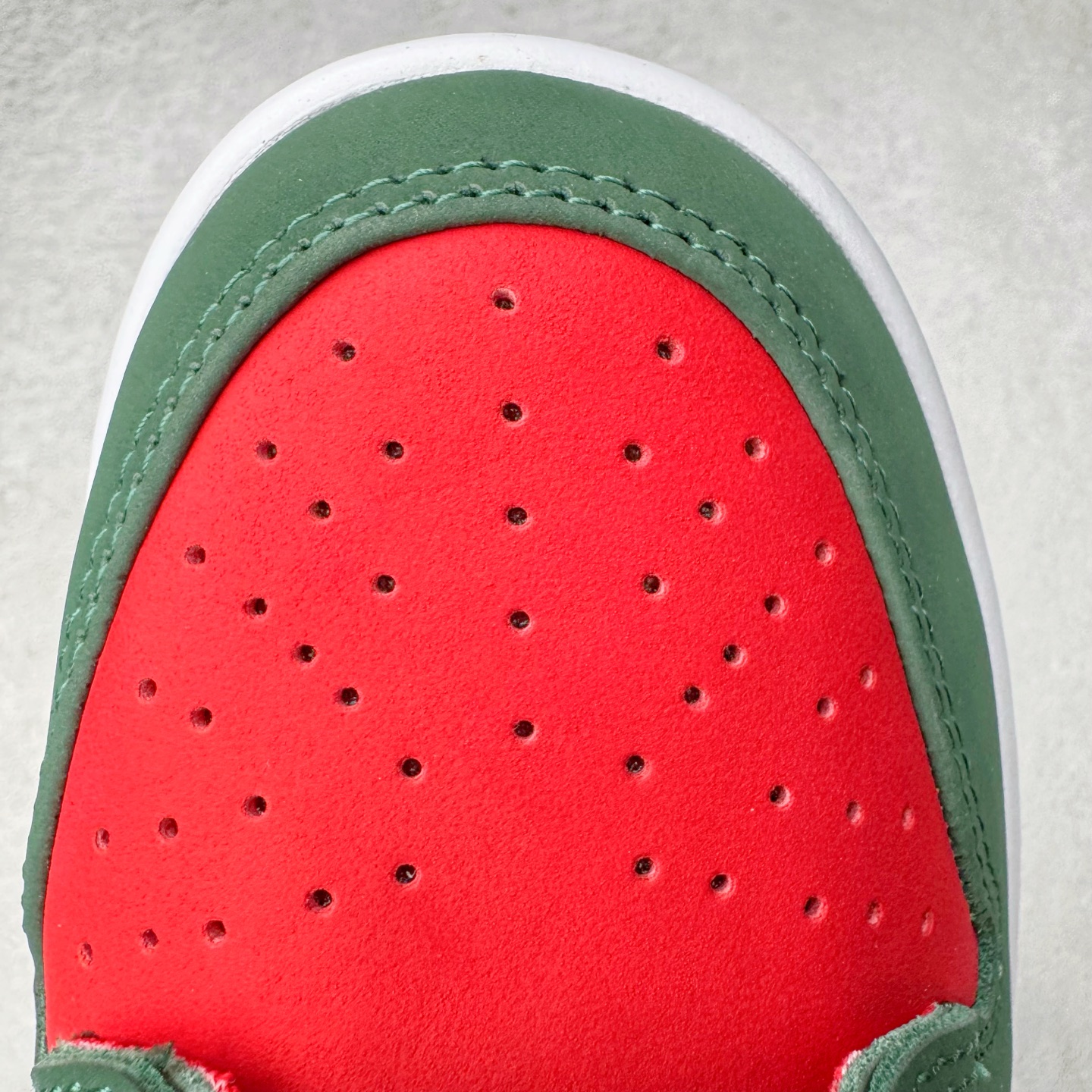 图片[14]-＃KZ神版福利 NK SB Dunk Low 西雅图红绿 FZ1287-300 毫无疑问市场中端王者 全码福利开炸 长期补货价格一步到位 毫无疑问市场中端王者 实力大厂出品 新配色陆续开发 利润个位数只为口碑 全套原纸板楦头开发 确保原汁原味 完美呈现DUNK版型 一比一鞋头弧度高度鞋身弧度 此版本只针对中端市场 皮料材质有所更替 其他数据细节工艺流程均保持一致 绝不口嗨 细节品控鞋型随意对比 独家私模官方第六代原厂航空铝磨具打磨大底 鞋头坡度极致还原 无解鞋型 原盒原配 圈内天花板工艺 原厂玻璃冲刀 超高清洁度 全鞋零毛边皮料切割 原厂中底布点胶 中底布拉帮走线遵循公司 尺码：36 36.5 37.5 38 38.5 39 40 40.5 41 42 42.5 43 44 44.5 45 46 47.5-选品中心