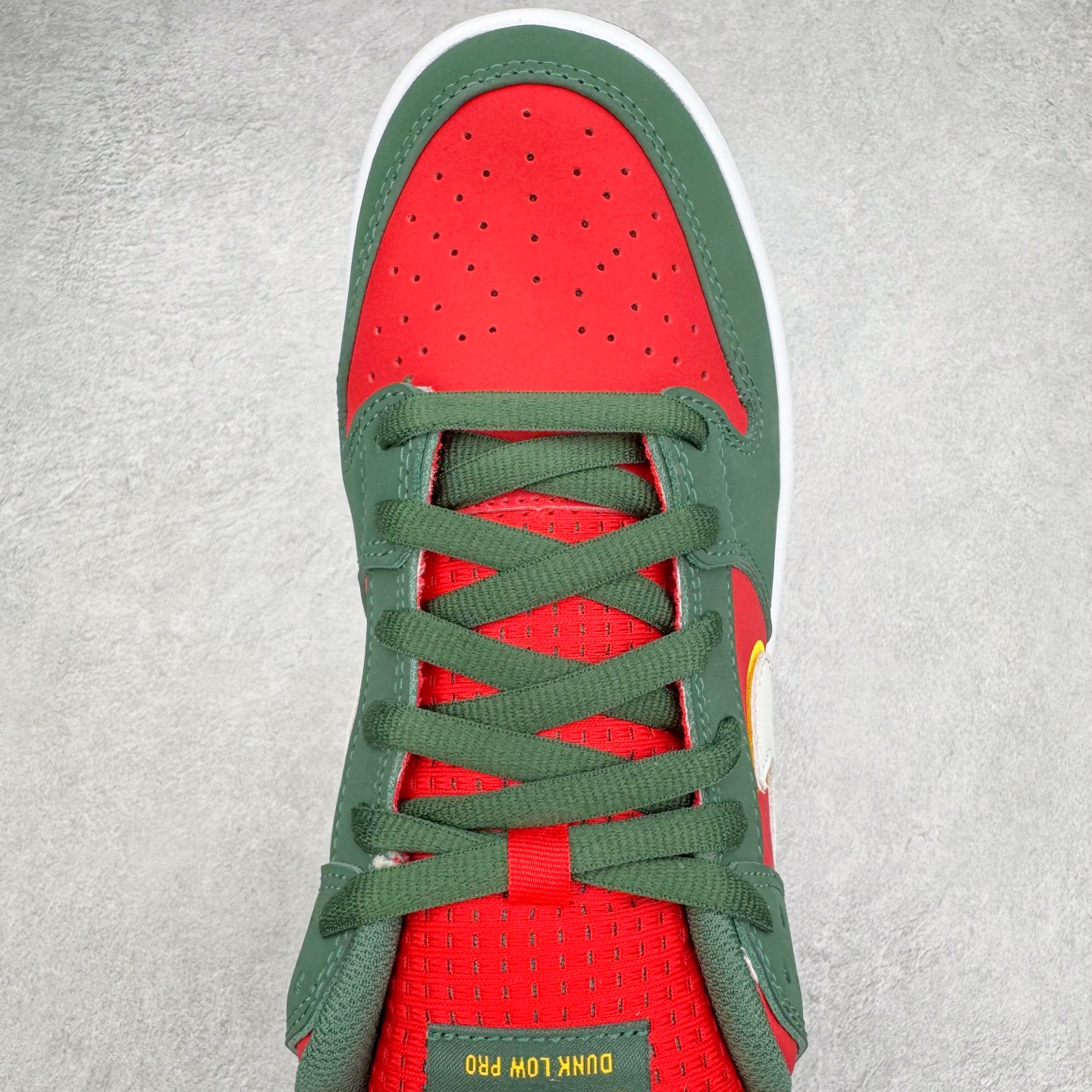 图片[4]-＃KZ神版福利 NK SB Dunk Low 西雅图红绿 FZ1287-300 毫无疑问市场中端王者 全码福利开炸 长期补货价格一步到位 毫无疑问市场中端王者 实力大厂出品 新配色陆续开发 利润个位数只为口碑 全套原纸板楦头开发 确保原汁原味 完美呈现DUNK版型 一比一鞋头弧度高度鞋身弧度 此版本只针对中端市场 皮料材质有所更替 其他数据细节工艺流程均保持一致 绝不口嗨 细节品控鞋型随意对比 独家私模官方第六代原厂航空铝磨具打磨大底 鞋头坡度极致还原 无解鞋型 原盒原配 圈内天花板工艺 原厂玻璃冲刀 超高清洁度 全鞋零毛边皮料切割 原厂中底布点胶 中底布拉帮走线遵循公司 尺码：36 36.5 37.5 38 38.5 39 40 40.5 41 42 42.5 43 44 44.5 45 46 47.5-选品中心