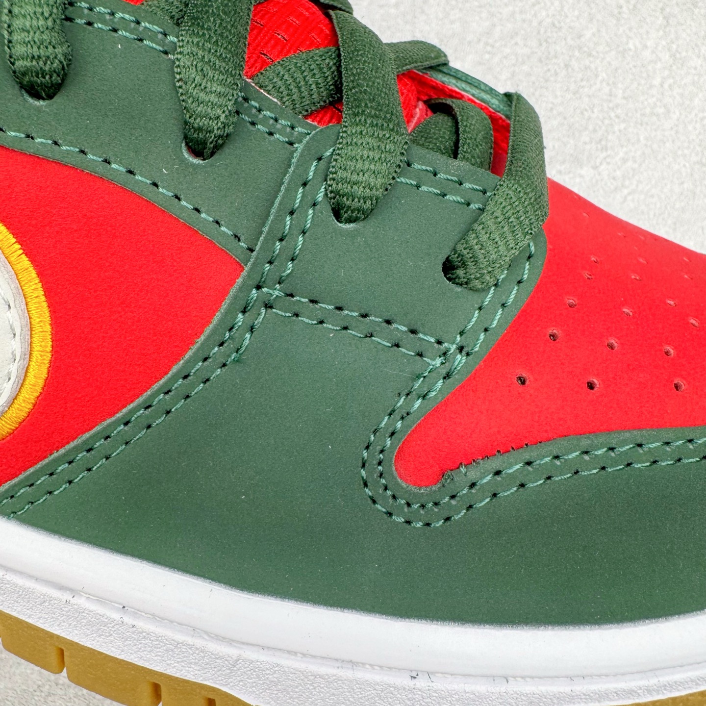 图片[18]-＃KZ神版福利 NK SB Dunk Low 西雅图红绿 FZ1287-300 毫无疑问市场中端王者 全码福利开炸 长期补货价格一步到位 毫无疑问市场中端王者 实力大厂出品 新配色陆续开发 利润个位数只为口碑 全套原纸板楦头开发 确保原汁原味 完美呈现DUNK版型 一比一鞋头弧度高度鞋身弧度 此版本只针对中端市场 皮料材质有所更替 其他数据细节工艺流程均保持一致 绝不口嗨 细节品控鞋型随意对比 独家私模官方第六代原厂航空铝磨具打磨大底 鞋头坡度极致还原 无解鞋型 原盒原配 圈内天花板工艺 原厂玻璃冲刀 超高清洁度 全鞋零毛边皮料切割 原厂中底布点胶 中底布拉帮走线遵循公司 尺码：36 36.5 37.5 38 38.5 39 40 40.5 41 42 42.5 43 44 44.5 45 46 47.5-选品中心