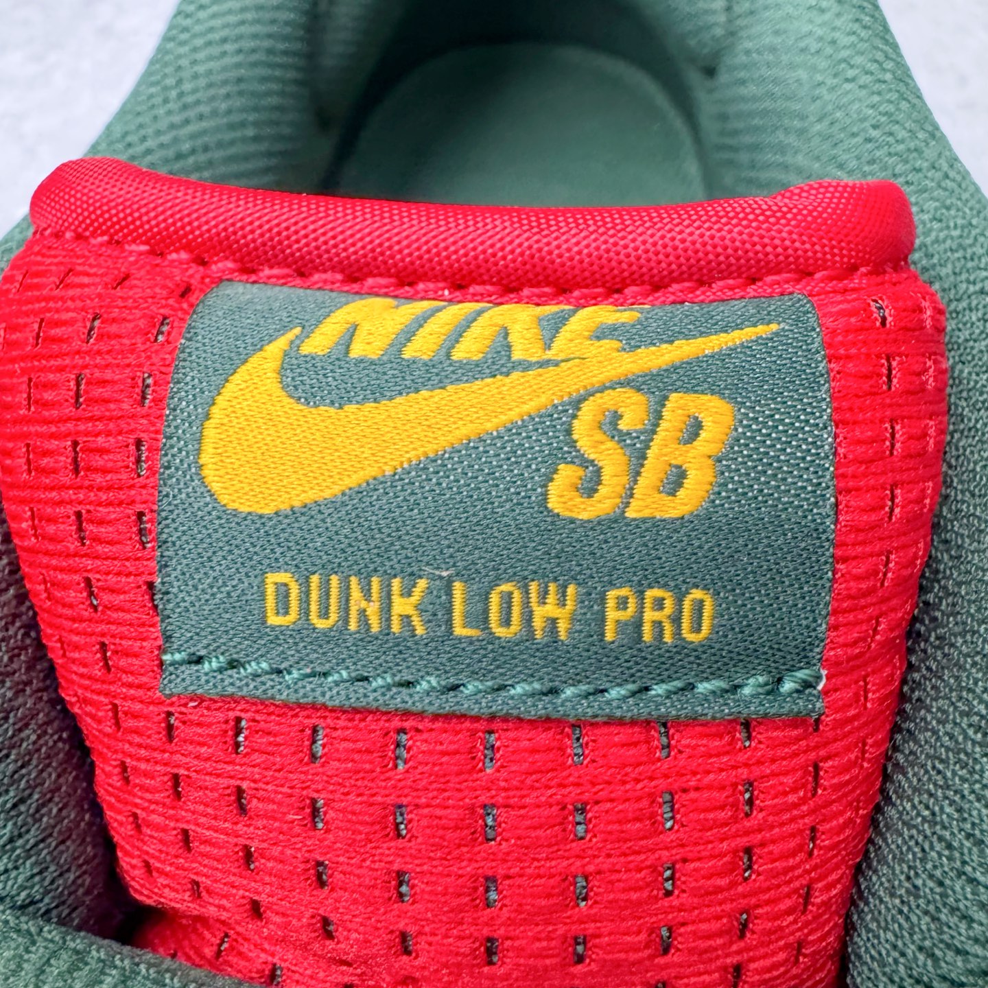图片[13]-＃KZ神版福利 NK SB Dunk Low 西雅图红绿 FZ1287-300 毫无疑问市场中端王者 全码福利开炸 长期补货价格一步到位 毫无疑问市场中端王者 实力大厂出品 新配色陆续开发 利润个位数只为口碑 全套原纸板楦头开发 确保原汁原味 完美呈现DUNK版型 一比一鞋头弧度高度鞋身弧度 此版本只针对中端市场 皮料材质有所更替 其他数据细节工艺流程均保持一致 绝不口嗨 细节品控鞋型随意对比 独家私模官方第六代原厂航空铝磨具打磨大底 鞋头坡度极致还原 无解鞋型 原盒原配 圈内天花板工艺 原厂玻璃冲刀 超高清洁度 全鞋零毛边皮料切割 原厂中底布点胶 中底布拉帮走线遵循公司 尺码：36 36.5 37.5 38 38.5 39 40 40.5 41 42 42.5 43 44 44.5 45 46 47.5-选品中心