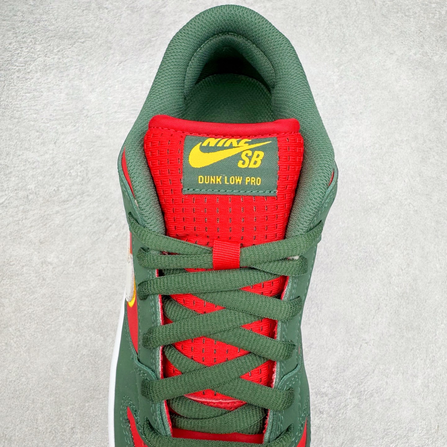 图片[5]-＃KZ神版福利 NK SB Dunk Low 西雅图红绿 FZ1287-300 毫无疑问市场中端王者 全码福利开炸 长期补货价格一步到位 毫无疑问市场中端王者 实力大厂出品 新配色陆续开发 利润个位数只为口碑 全套原纸板楦头开发 确保原汁原味 完美呈现DUNK版型 一比一鞋头弧度高度鞋身弧度 此版本只针对中端市场 皮料材质有所更替 其他数据细节工艺流程均保持一致 绝不口嗨 细节品控鞋型随意对比 独家私模官方第六代原厂航空铝磨具打磨大底 鞋头坡度极致还原 无解鞋型 原盒原配 圈内天花板工艺 原厂玻璃冲刀 超高清洁度 全鞋零毛边皮料切割 原厂中底布点胶 中底布拉帮走线遵循公司 尺码：36 36.5 37.5 38 38.5 39 40 40.5 41 42 42.5 43 44 44.5 45 46 47.5-选品中心