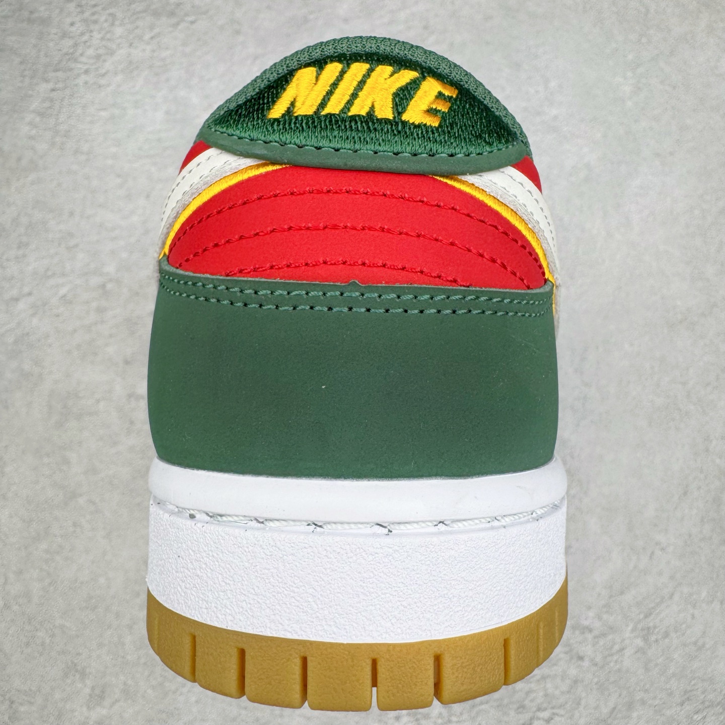 图片[8]-＃KZ神版福利 NK SB Dunk Low 西雅图红绿 FZ1287-300 毫无疑问市场中端王者 全码福利开炸 长期补货价格一步到位 毫无疑问市场中端王者 实力大厂出品 新配色陆续开发 利润个位数只为口碑 全套原纸板楦头开发 确保原汁原味 完美呈现DUNK版型 一比一鞋头弧度高度鞋身弧度 此版本只针对中端市场 皮料材质有所更替 其他数据细节工艺流程均保持一致 绝不口嗨 细节品控鞋型随意对比 独家私模官方第六代原厂航空铝磨具打磨大底 鞋头坡度极致还原 无解鞋型 原盒原配 圈内天花板工艺 原厂玻璃冲刀 超高清洁度 全鞋零毛边皮料切割 原厂中底布点胶 中底布拉帮走线遵循公司 尺码：36 36.5 37.5 38 38.5 39 40 40.5 41 42 42.5 43 44 44.5 45 46 47.5-选品中心