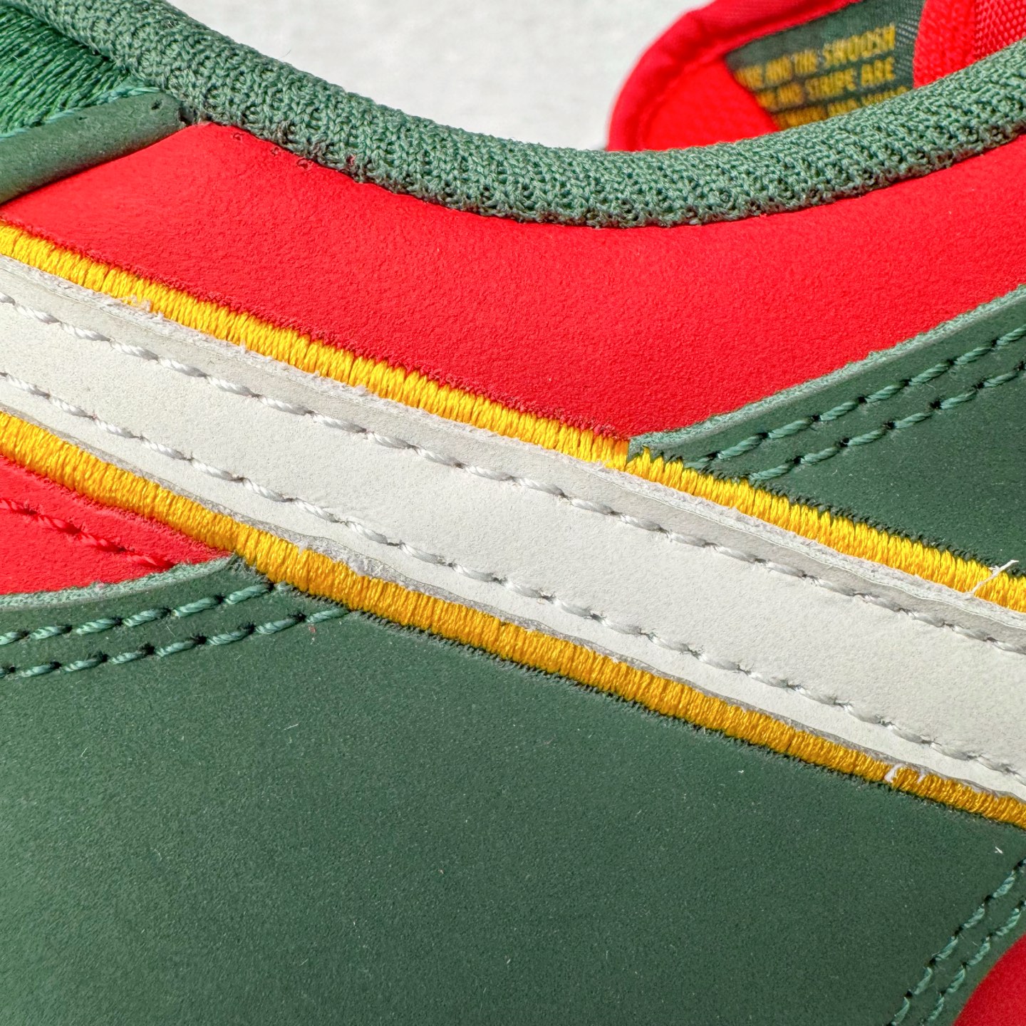 图片[16]-＃KZ神版福利 NK SB Dunk Low 西雅图红绿 FZ1287-300 毫无疑问市场中端王者 全码福利开炸 长期补货价格一步到位 毫无疑问市场中端王者 实力大厂出品 新配色陆续开发 利润个位数只为口碑 全套原纸板楦头开发 确保原汁原味 完美呈现DUNK版型 一比一鞋头弧度高度鞋身弧度 此版本只针对中端市场 皮料材质有所更替 其他数据细节工艺流程均保持一致 绝不口嗨 细节品控鞋型随意对比 独家私模官方第六代原厂航空铝磨具打磨大底 鞋头坡度极致还原 无解鞋型 原盒原配 圈内天花板工艺 原厂玻璃冲刀 超高清洁度 全鞋零毛边皮料切割 原厂中底布点胶 中底布拉帮走线遵循公司 尺码：36 36.5 37.5 38 38.5 39 40 40.5 41 42 42.5 43 44 44.5 45 46 47.5-选品中心