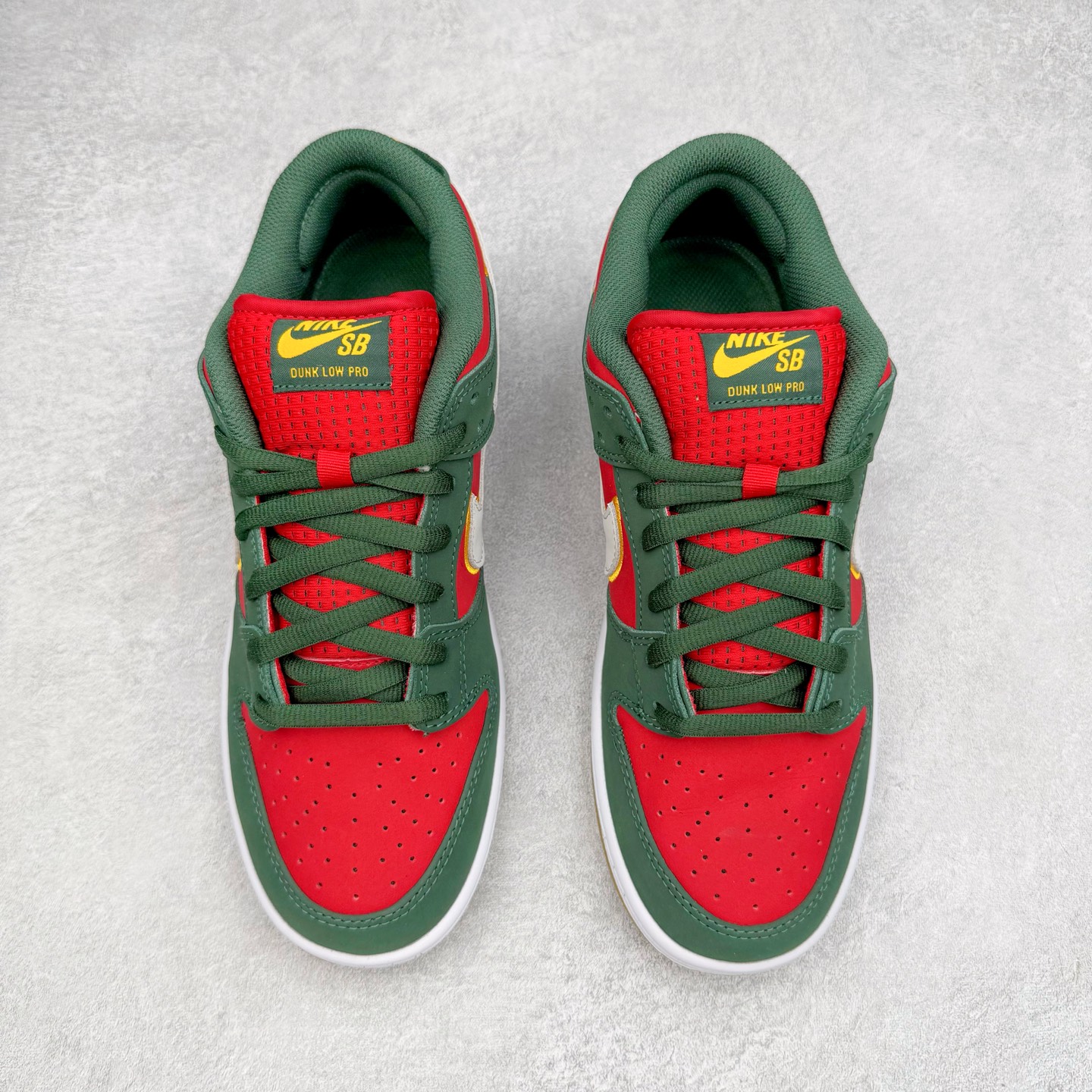 图片[2]-＃KZ神版福利 NK SB Dunk Low 西雅图红绿 FZ1287-300 毫无疑问市场中端王者 全码福利开炸 长期补货价格一步到位 毫无疑问市场中端王者 实力大厂出品 新配色陆续开发 利润个位数只为口碑 全套原纸板楦头开发 确保原汁原味 完美呈现DUNK版型 一比一鞋头弧度高度鞋身弧度 此版本只针对中端市场 皮料材质有所更替 其他数据细节工艺流程均保持一致 绝不口嗨 细节品控鞋型随意对比 独家私模官方第六代原厂航空铝磨具打磨大底 鞋头坡度极致还原 无解鞋型 原盒原配 圈内天花板工艺 原厂玻璃冲刀 超高清洁度 全鞋零毛边皮料切割 原厂中底布点胶 中底布拉帮走线遵循公司 尺码：36 36.5 37.5 38 38.5 39 40 40.5 41 42 42.5 43 44 44.5 45 46 47.5-选品中心