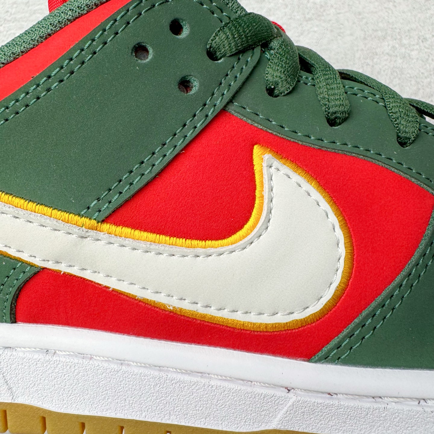 图片[17]-＃KZ神版福利 NK SB Dunk Low 西雅图红绿 FZ1287-300 毫无疑问市场中端王者 全码福利开炸 长期补货价格一步到位 毫无疑问市场中端王者 实力大厂出品 新配色陆续开发 利润个位数只为口碑 全套原纸板楦头开发 确保原汁原味 完美呈现DUNK版型 一比一鞋头弧度高度鞋身弧度 此版本只针对中端市场 皮料材质有所更替 其他数据细节工艺流程均保持一致 绝不口嗨 细节品控鞋型随意对比 独家私模官方第六代原厂航空铝磨具打磨大底 鞋头坡度极致还原 无解鞋型 原盒原配 圈内天花板工艺 原厂玻璃冲刀 超高清洁度 全鞋零毛边皮料切割 原厂中底布点胶 中底布拉帮走线遵循公司 尺码：36 36.5 37.5 38 38.5 39 40 40.5 41 42 42.5 43 44 44.5 45 46 47.5-选品中心