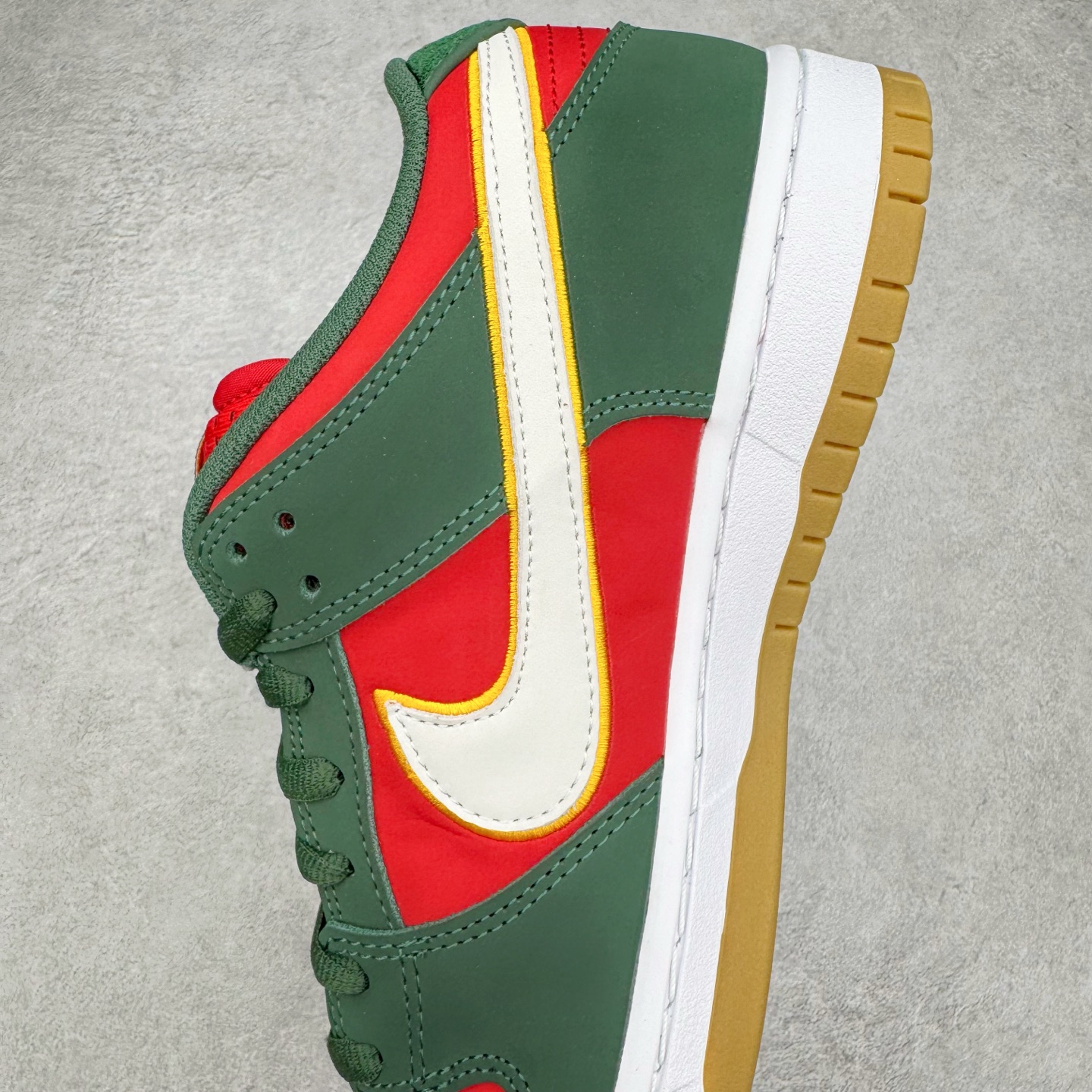 图片[7]-＃KZ神版福利 NK SB Dunk Low 西雅图红绿 FZ1287-300 毫无疑问市场中端王者 全码福利开炸 长期补货价格一步到位 毫无疑问市场中端王者 实力大厂出品 新配色陆续开发 利润个位数只为口碑 全套原纸板楦头开发 确保原汁原味 完美呈现DUNK版型 一比一鞋头弧度高度鞋身弧度 此版本只针对中端市场 皮料材质有所更替 其他数据细节工艺流程均保持一致 绝不口嗨 细节品控鞋型随意对比 独家私模官方第六代原厂航空铝磨具打磨大底 鞋头坡度极致还原 无解鞋型 原盒原配 圈内天花板工艺 原厂玻璃冲刀 超高清洁度 全鞋零毛边皮料切割 原厂中底布点胶 中底布拉帮走线遵循公司 尺码：36 36.5 37.5 38 38.5 39 40 40.5 41 42 42.5 43 44 44.5 45 46 47.5-选品中心