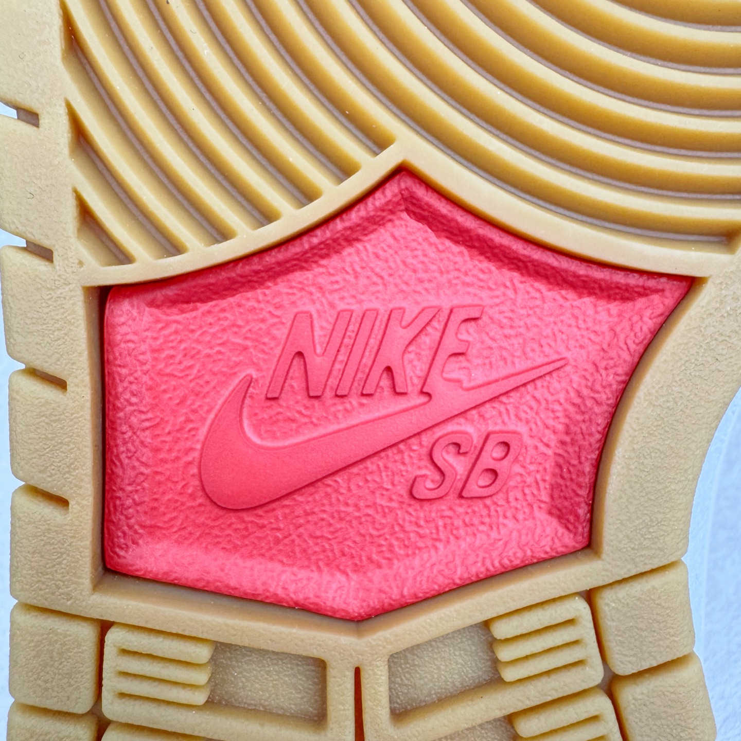 图片[19]-＃KZ神版福利 NK SB Dunk Low 西雅图红绿 FZ1287-300 毫无疑问市场中端王者 全码福利开炸 长期补货价格一步到位 毫无疑问市场中端王者 实力大厂出品 新配色陆续开发 利润个位数只为口碑 全套原纸板楦头开发 确保原汁原味 完美呈现DUNK版型 一比一鞋头弧度高度鞋身弧度 此版本只针对中端市场 皮料材质有所更替 其他数据细节工艺流程均保持一致 绝不口嗨 细节品控鞋型随意对比 独家私模官方第六代原厂航空铝磨具打磨大底 鞋头坡度极致还原 无解鞋型 原盒原配 圈内天花板工艺 原厂玻璃冲刀 超高清洁度 全鞋零毛边皮料切割 原厂中底布点胶 中底布拉帮走线遵循公司 尺码：36 36.5 37.5 38 38.5 39 40 40.5 41 42 42.5 43 44 44.5 45 46 47.5-选品中心