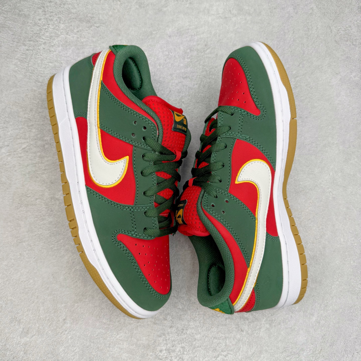 图片[3]-＃KZ神版福利 NK SB Dunk Low 西雅图红绿 FZ1287-300 毫无疑问市场中端王者 全码福利开炸 长期补货价格一步到位 毫无疑问市场中端王者 实力大厂出品 新配色陆续开发 利润个位数只为口碑 全套原纸板楦头开发 确保原汁原味 完美呈现DUNK版型 一比一鞋头弧度高度鞋身弧度 此版本只针对中端市场 皮料材质有所更替 其他数据细节工艺流程均保持一致 绝不口嗨 细节品控鞋型随意对比 独家私模官方第六代原厂航空铝磨具打磨大底 鞋头坡度极致还原 无解鞋型 原盒原配 圈内天花板工艺 原厂玻璃冲刀 超高清洁度 全鞋零毛边皮料切割 原厂中底布点胶 中底布拉帮走线遵循公司 尺码：36 36.5 37.5 38 38.5 39 40 40.5 41 42 42.5 43 44 44.5 45 46 47.5-选品中心