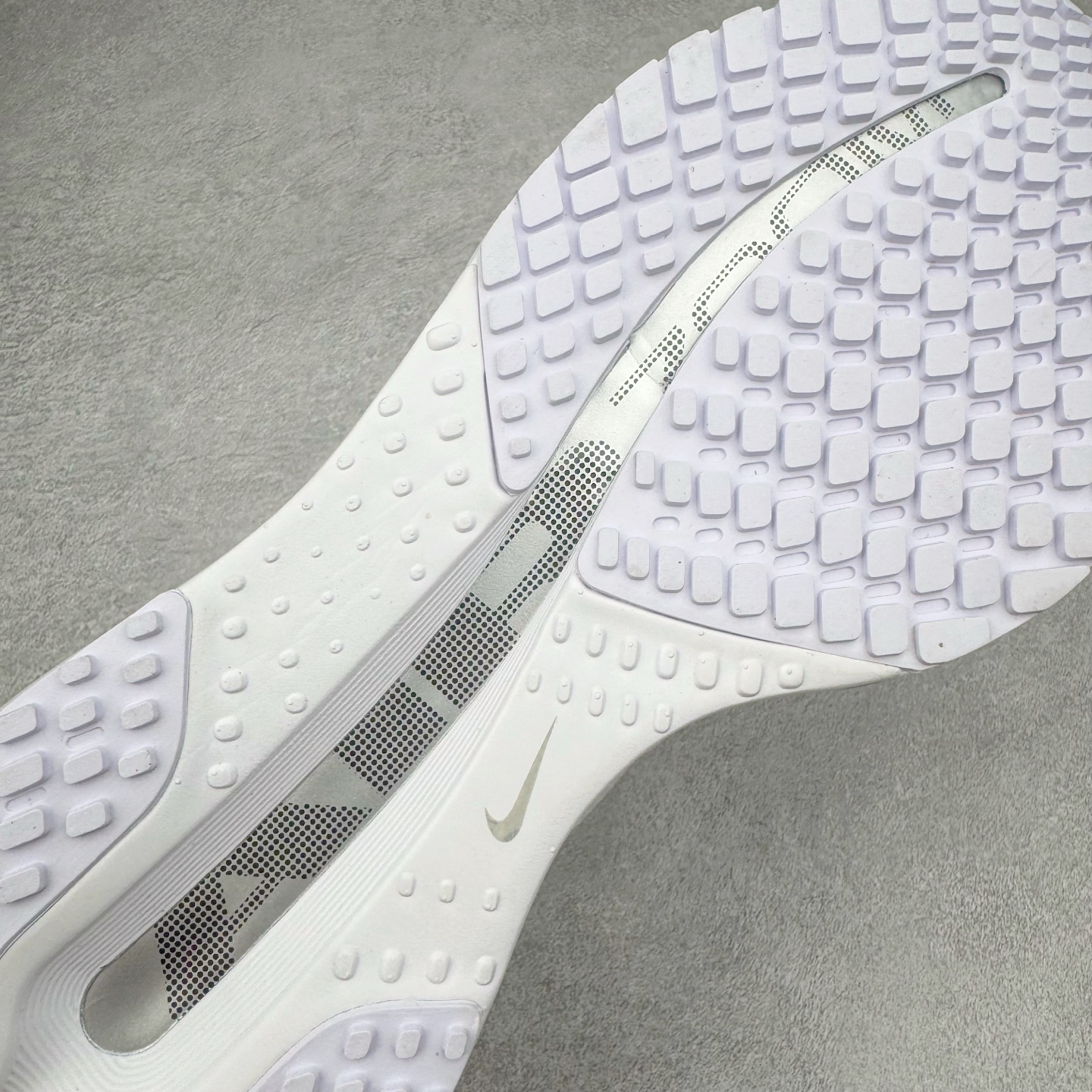 图片[13]-＃纯原 NK Pegasus Premium 飞马全掌气垫跑步运动鞋 HQ2592-102 气垫的究极进化 NIKE2025新王炸 • 在特有Air科技加持下，耐克带来全新Pegasus Premium。这款跑鞋在传承耐克飞马（Pegasus）系列标志性的缓震功能的同时，将首次搭载耐克的塑型可视化Air Zoom气垫单元。• 塑型Air Zoom气垫单元贴合脚部的自然轮廓，帮助跑者在从后跟到脚趾的过渡中能够有效传递力量，带来一种前所未有的轻盈、顺畅回馈体验。中底采用ZoomX泡绵，后跟则使用ReactX泡绵，为跑者提供稳定流畅的推进感。• 塑型可视化Air Zoom气垫单元和精心配置的泡绵组合，让Pegasus Premium成为耐克飞马系列中颇具能量回馈的鞋款。• 全新Pegasus Premium不仅展示了耐克势头强劲的创新周期，证明了其特有的Air科技的强大实力，更体现了耐克倾听和服务运动员的能力。尺码：36 36.5 37.5 38 38.5 39 40 40.5 41 42 42.5 43 44 44.5 45-选品中心