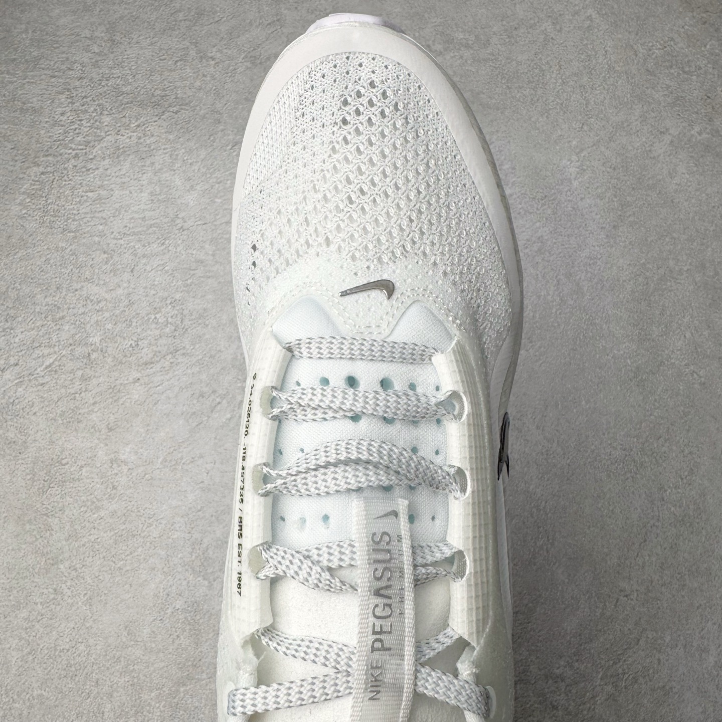 图片[4]-＃纯原 NK Pegasus Premium 飞马全掌气垫跑步运动鞋 HQ2592-102 气垫的究极进化 NIKE2025新王炸 • 在特有Air科技加持下，耐克带来全新Pegasus Premium。这款跑鞋在传承耐克飞马（Pegasus）系列标志性的缓震功能的同时，将首次搭载耐克的塑型可视化Air Zoom气垫单元。• 塑型Air Zoom气垫单元贴合脚部的自然轮廓，帮助跑者在从后跟到脚趾的过渡中能够有效传递力量，带来一种前所未有的轻盈、顺畅回馈体验。中底采用ZoomX泡绵，后跟则使用ReactX泡绵，为跑者提供稳定流畅的推进感。• 塑型可视化Air Zoom气垫单元和精心配置的泡绵组合，让Pegasus Premium成为耐克飞马系列中颇具能量回馈的鞋款。• 全新Pegasus Premium不仅展示了耐克势头强劲的创新周期，证明了其特有的Air科技的强大实力，更体现了耐克倾听和服务运动员的能力。尺码：36 36.5 37.5 38 38.5 39 40 40.5 41 42 42.5 43 44 44.5 45-选品中心