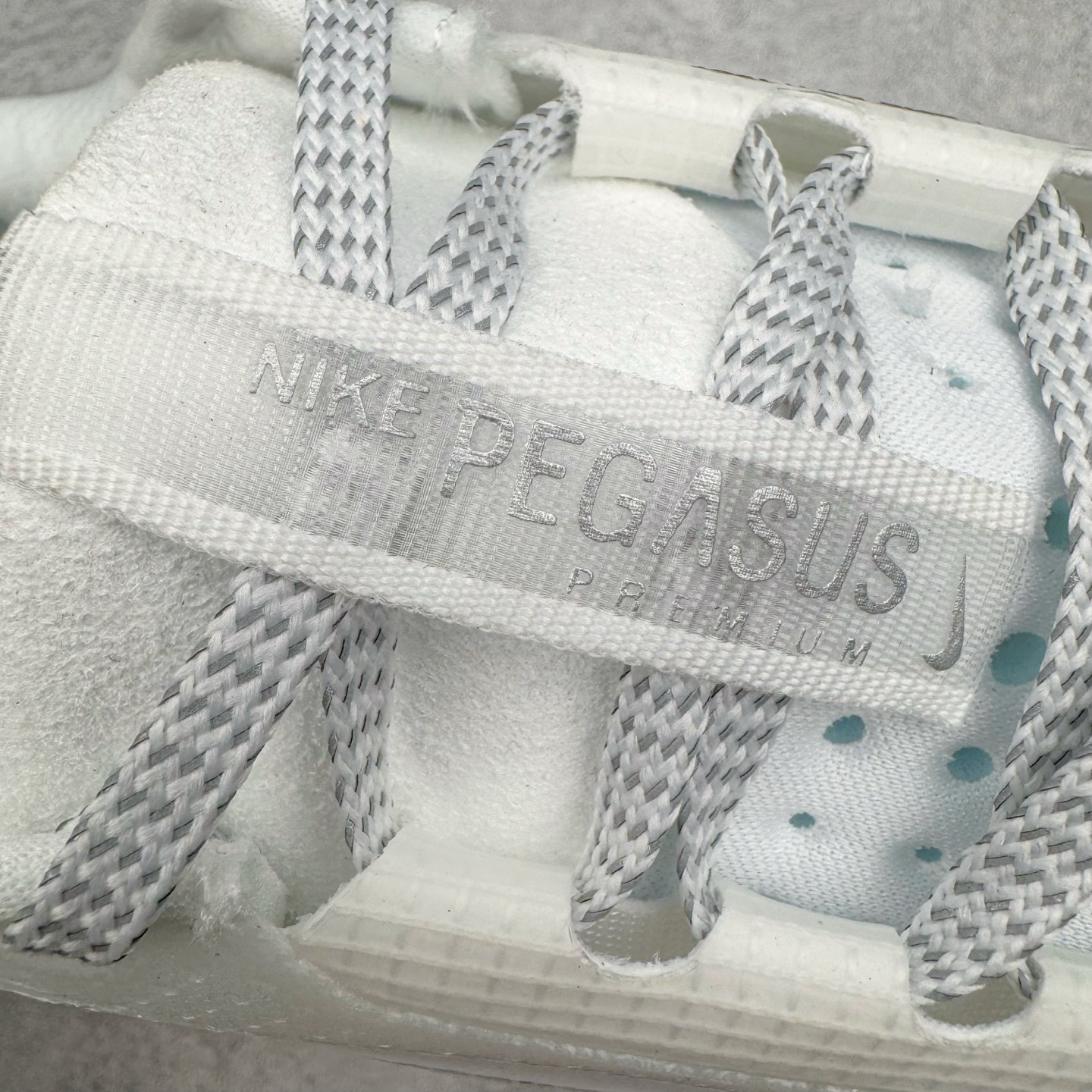 图片[15]-＃纯原 NK Pegasus Premium 飞马全掌气垫跑步运动鞋 HQ2592-102 气垫的究极进化 NIKE2025新王炸 • 在特有Air科技加持下，耐克带来全新Pegasus Premium。这款跑鞋在传承耐克飞马（Pegasus）系列标志性的缓震功能的同时，将首次搭载耐克的塑型可视化Air Zoom气垫单元。• 塑型Air Zoom气垫单元贴合脚部的自然轮廓，帮助跑者在从后跟到脚趾的过渡中能够有效传递力量，带来一种前所未有的轻盈、顺畅回馈体验。中底采用ZoomX泡绵，后跟则使用ReactX泡绵，为跑者提供稳定流畅的推进感。• 塑型可视化Air Zoom气垫单元和精心配置的泡绵组合，让Pegasus Premium成为耐克飞马系列中颇具能量回馈的鞋款。• 全新Pegasus Premium不仅展示了耐克势头强劲的创新周期，证明了其特有的Air科技的强大实力，更体现了耐克倾听和服务运动员的能力。尺码：36 36.5 37.5 38 38.5 39 40 40.5 41 42 42.5 43 44 44.5 45-选品中心