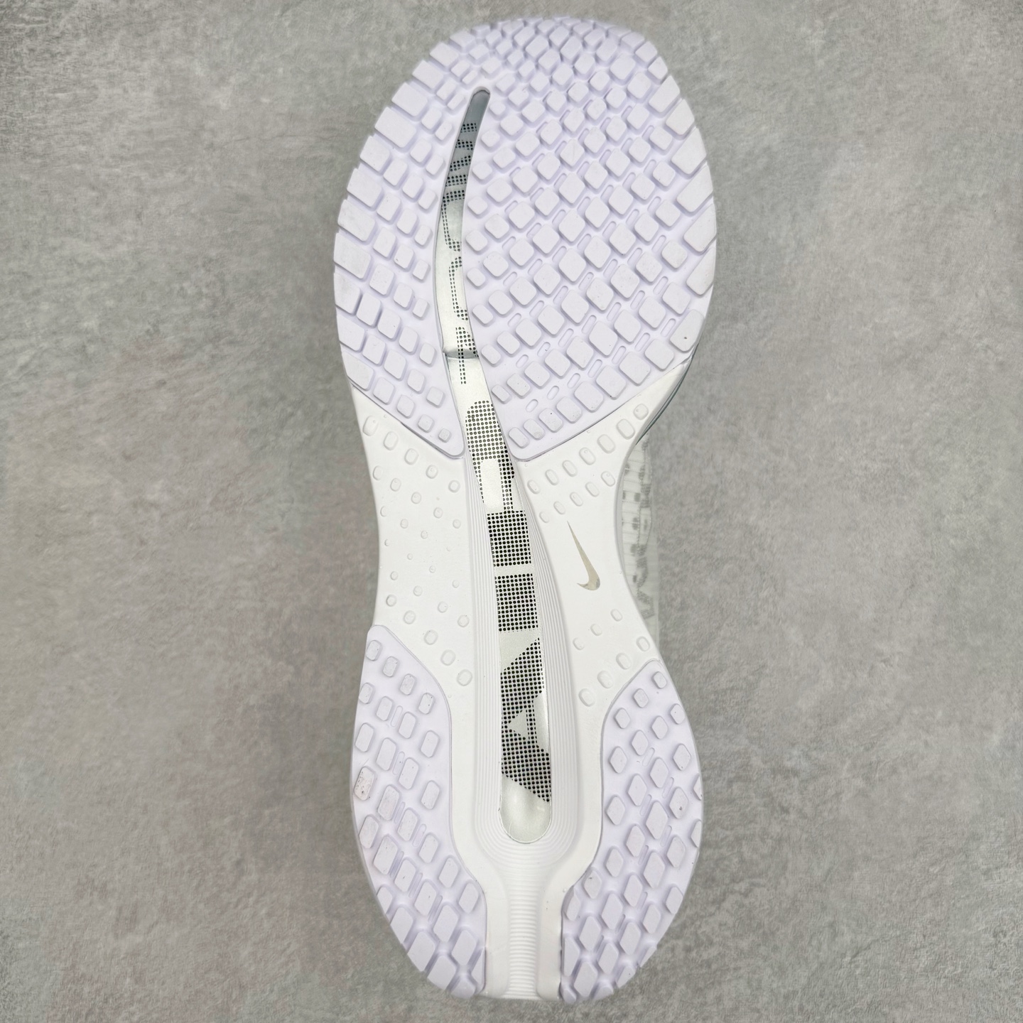 图片[9]-＃纯原 NK Pegasus Premium 飞马全掌气垫跑步运动鞋 HQ2592-102 气垫的究极进化 NIKE2025新王炸 • 在特有Air科技加持下，耐克带来全新Pegasus Premium。这款跑鞋在传承耐克飞马（Pegasus）系列标志性的缓震功能的同时，将首次搭载耐克的塑型可视化Air Zoom气垫单元。• 塑型Air Zoom气垫单元贴合脚部的自然轮廓，帮助跑者在从后跟到脚趾的过渡中能够有效传递力量，带来一种前所未有的轻盈、顺畅回馈体验。中底采用ZoomX泡绵，后跟则使用ReactX泡绵，为跑者提供稳定流畅的推进感。• 塑型可视化Air Zoom气垫单元和精心配置的泡绵组合，让Pegasus Premium成为耐克飞马系列中颇具能量回馈的鞋款。• 全新Pegasus Premium不仅展示了耐克势头强劲的创新周期，证明了其特有的Air科技的强大实力，更体现了耐克倾听和服务运动员的能力。尺码：36 36.5 37.5 38 38.5 39 40 40.5 41 42 42.5 43 44 44.5 45-选品中心