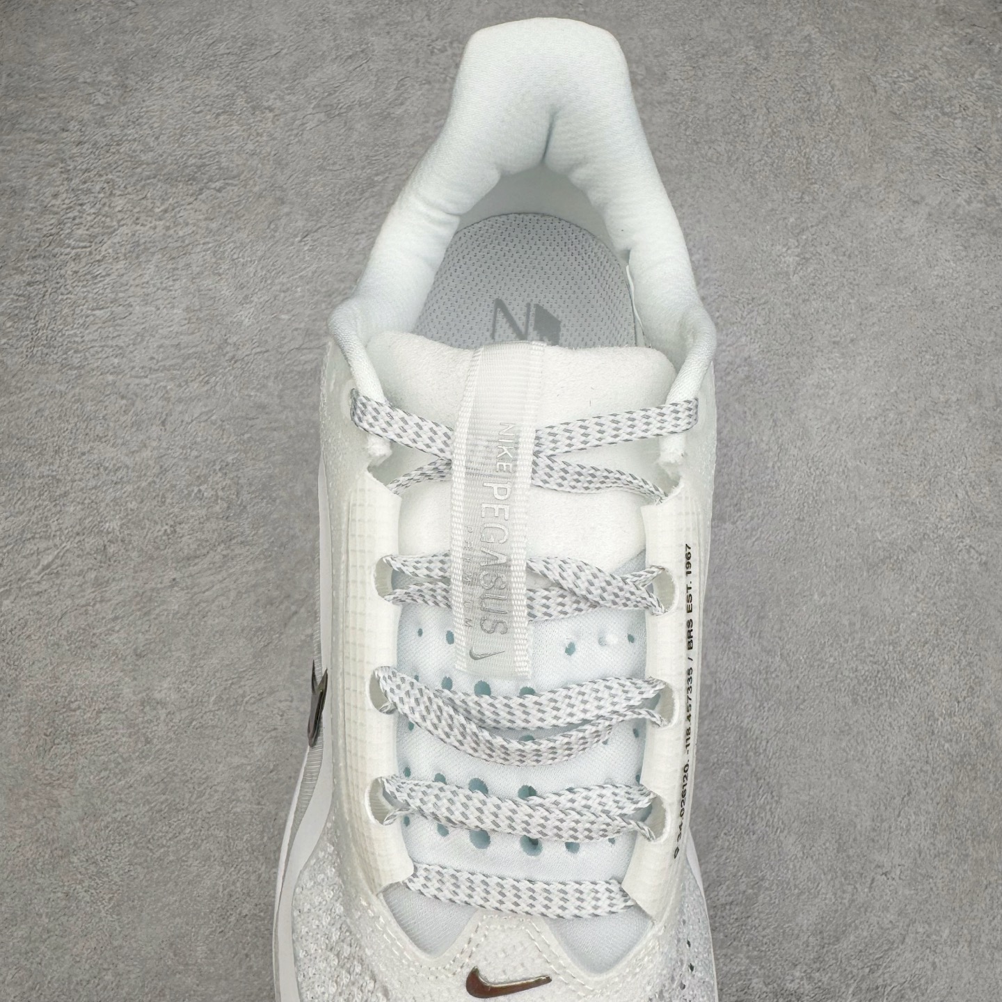 图片[5]-＃纯原 NK Pegasus Premium 飞马全掌气垫跑步运动鞋 HQ2592-102 气垫的究极进化 NIKE2025新王炸 • 在特有Air科技加持下，耐克带来全新Pegasus Premium。这款跑鞋在传承耐克飞马（Pegasus）系列标志性的缓震功能的同时，将首次搭载耐克的塑型可视化Air Zoom气垫单元。• 塑型Air Zoom气垫单元贴合脚部的自然轮廓，帮助跑者在从后跟到脚趾的过渡中能够有效传递力量，带来一种前所未有的轻盈、顺畅回馈体验。中底采用ZoomX泡绵，后跟则使用ReactX泡绵，为跑者提供稳定流畅的推进感。• 塑型可视化Air Zoom气垫单元和精心配置的泡绵组合，让Pegasus Premium成为耐克飞马系列中颇具能量回馈的鞋款。• 全新Pegasus Premium不仅展示了耐克势头强劲的创新周期，证明了其特有的Air科技的强大实力，更体现了耐克倾听和服务运动员的能力。尺码：36 36.5 37.5 38 38.5 39 40 40.5 41 42 42.5 43 44 44.5 45-选品中心