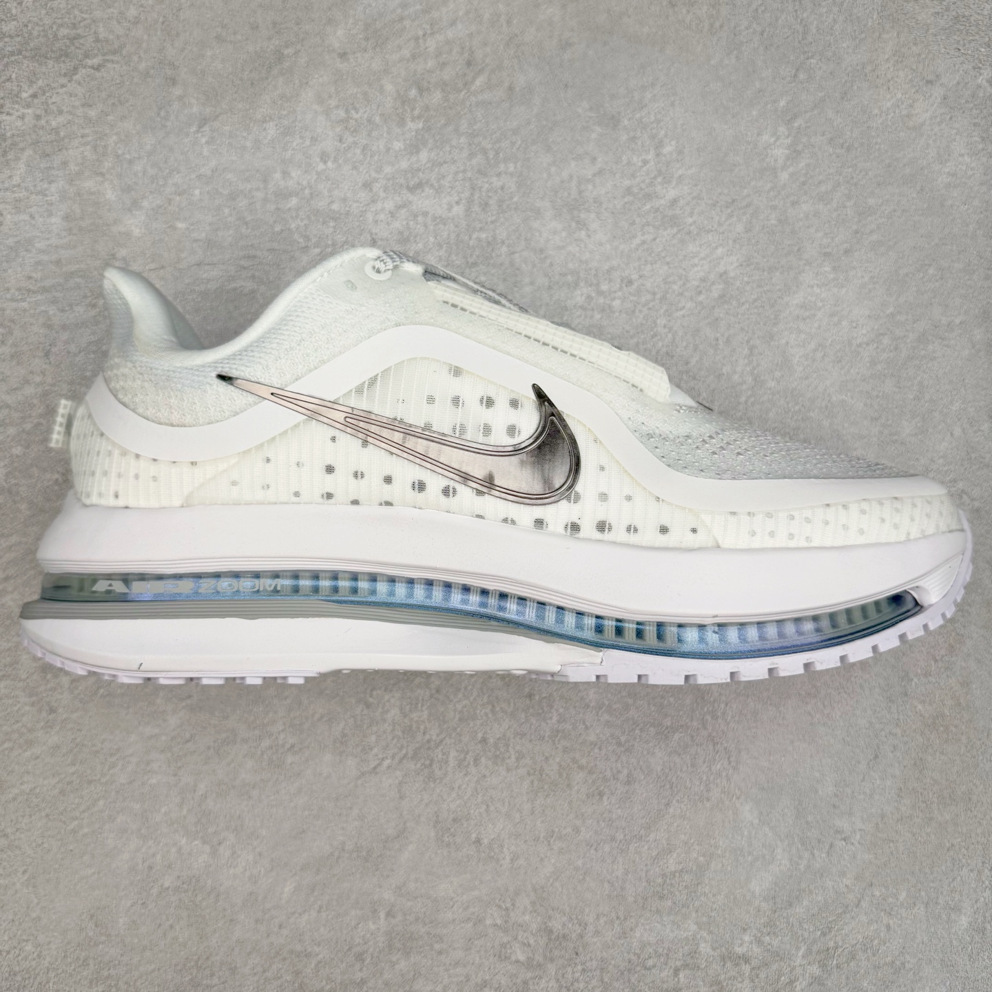 ＃纯原 NK Pegasus Premium 飞马全掌气垫跑步运动鞋 HQ2592-102 气垫的究极进化 NIKE2025新王炸 • 在特有Air科技加持下，耐克带来全新Pegasus Premium。这款跑鞋在传承耐克飞马（Pegasus）系列标志性的缓震功能的同时，将首次搭载耐克的塑型可视化Air Zoom气垫单元。• 塑型Air Zoom气垫单元贴合脚部的自然轮廓，帮助跑者在从后跟到脚趾的过渡中能够有效传递力量，带来一种前所未有的轻盈、顺畅回馈体验。中底采用ZoomX泡绵，后跟则使用ReactX泡绵，为跑者提供稳定流畅的推进感。• 塑型可视化Air Zoom气垫单元和精心配置的泡绵组合，让Pegasus Premium成为耐克飞马系列中颇具能量回馈的鞋款。• 全新Pegasus Premium不仅展示了耐克势头强劲的创新周期，证明了其特有的Air科技的强大实力，更体现了耐克倾听和服务运动员的能力。尺码：36 36.5 37.5 38 38.5 39 40 40.5 41 42 42.5 43 44 44.5 45-选品中心