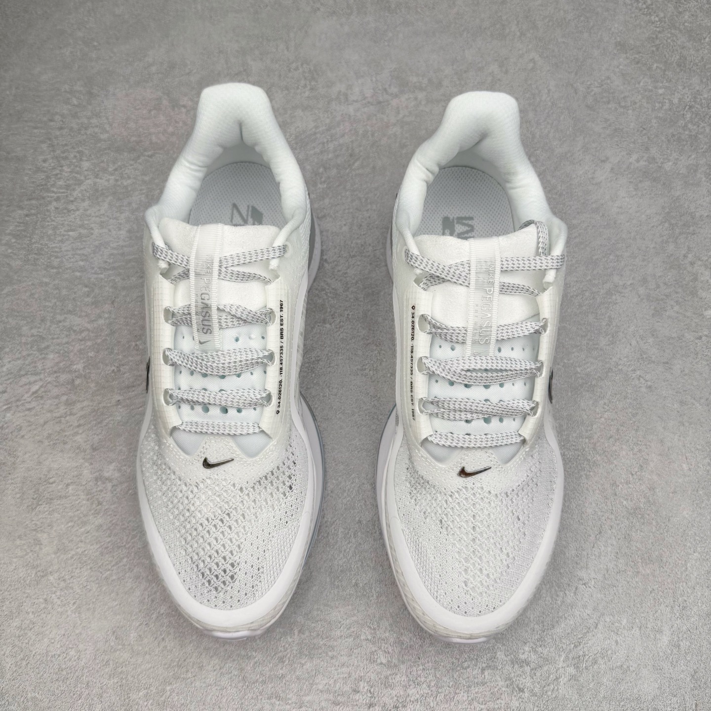 图片[2]-＃纯原 NK Pegasus Premium 飞马全掌气垫跑步运动鞋 HQ2592-102 气垫的究极进化 NIKE2025新王炸 • 在特有Air科技加持下，耐克带来全新Pegasus Premium。这款跑鞋在传承耐克飞马（Pegasus）系列标志性的缓震功能的同时，将首次搭载耐克的塑型可视化Air Zoom气垫单元。• 塑型Air Zoom气垫单元贴合脚部的自然轮廓，帮助跑者在从后跟到脚趾的过渡中能够有效传递力量，带来一种前所未有的轻盈、顺畅回馈体验。中底采用ZoomX泡绵，后跟则使用ReactX泡绵，为跑者提供稳定流畅的推进感。• 塑型可视化Air Zoom气垫单元和精心配置的泡绵组合，让Pegasus Premium成为耐克飞马系列中颇具能量回馈的鞋款。• 全新Pegasus Premium不仅展示了耐克势头强劲的创新周期，证明了其特有的Air科技的强大实力，更体现了耐克倾听和服务运动员的能力。尺码：36 36.5 37.5 38 38.5 39 40 40.5 41 42 42.5 43 44 44.5 45-选品中心