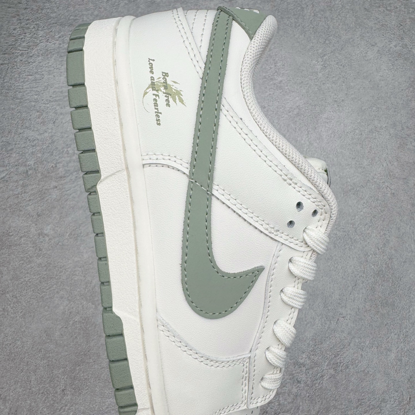 图片[6]-＃YC纯原 NK Dunk Low 心之希冀 WG0406-021 此款整体以杏仁白色为主色调，以纯净白调勾勒无畏底色，每一寸皮革，都镌刻着对自由的渴望；冷茶色Swoosh 如自由的笔触，轻绘出灵魂的不羁；浅绿鞋底，是踏遍山河的勇气。鞋侧“Born Free，Love and fearless”，是生命的箴言，让脚步追逐风的轨迹，拥抱光的无垠，在每一次起落间，绽放生命的光华。——生而自由，爱而无畏，心之所向，皆为希冀。定制系列天花板 无原鞋不开发 全系列得物原鞋一比一校对开发 配色持续更新中 终端对接 优势输出 全套原厂楦头原纸板数据档案倾力打造 原汁原味莞产 极致还原 圈内最强针车工艺 高端零售指定版 广东原厂配套原盒原标 鞋盒分三个尺码段 原厂冲刀 超高清洁度 全鞋零毛边皮料切割 采用原厂百宏鞋带以及原厂百宏织唛舌标 内标可供原厂几率过验 进口原装条纹中底布 四线拉帮白色点胶 原厂拉帮手法遵循公司 原厂电绣 极致还原 尺码：36 36.5 37.5 38 38.5 39 40 40.5 41 42 42.5 43 44 44.5 45 46-选品中心