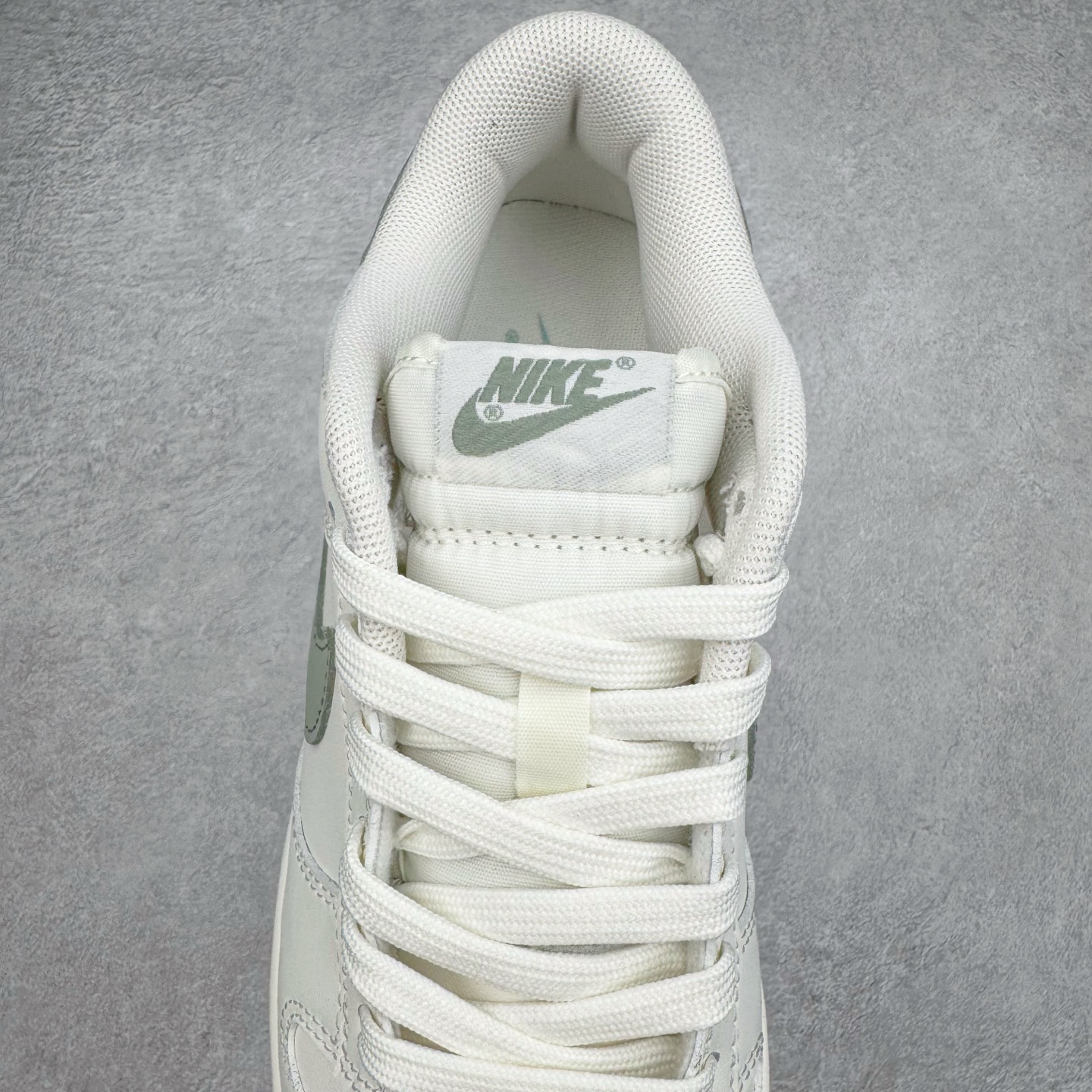 图片[5]-＃YC纯原 NK Dunk Low 心之希冀 WG0406-021 此款整体以杏仁白色为主色调，以纯净白调勾勒无畏底色，每一寸皮革，都镌刻着对自由的渴望；冷茶色Swoosh 如自由的笔触，轻绘出灵魂的不羁；浅绿鞋底，是踏遍山河的勇气。鞋侧“Born Free，Love and fearless”，是生命的箴言，让脚步追逐风的轨迹，拥抱光的无垠，在每一次起落间，绽放生命的光华。——生而自由，爱而无畏，心之所向，皆为希冀。定制系列天花板 无原鞋不开发 全系列得物原鞋一比一校对开发 配色持续更新中 终端对接 优势输出 全套原厂楦头原纸板数据档案倾力打造 原汁原味莞产 极致还原 圈内最强针车工艺 高端零售指定版 广东原厂配套原盒原标 鞋盒分三个尺码段 原厂冲刀 超高清洁度 全鞋零毛边皮料切割 采用原厂百宏鞋带以及原厂百宏织唛舌标 内标可供原厂几率过验 进口原装条纹中底布 四线拉帮白色点胶 原厂拉帮手法遵循公司 原厂电绣 极致还原 尺码：36 36.5 37.5 38 38.5 39 40 40.5 41 42 42.5 43 44 44.5 45 46-选品中心