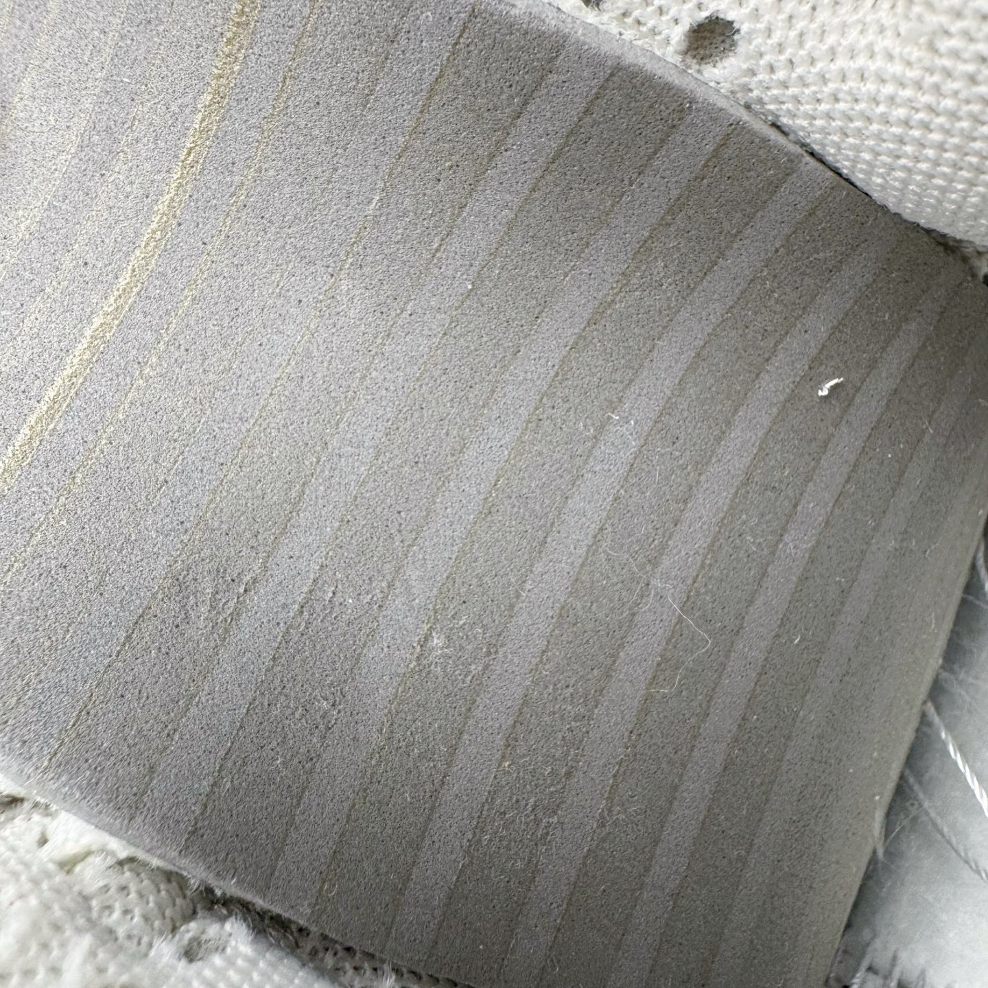 图片[11]-＃YC纯原 NK Dunk Low 心之希冀 WG0406-021 此款整体以杏仁白色为主色调，以纯净白调勾勒无畏底色，每一寸皮革，都镌刻着对自由的渴望；冷茶色Swoosh 如自由的笔触，轻绘出灵魂的不羁；浅绿鞋底，是踏遍山河的勇气。鞋侧“Born Free，Love and fearless”，是生命的箴言，让脚步追逐风的轨迹，拥抱光的无垠，在每一次起落间，绽放生命的光华。——生而自由，爱而无畏，心之所向，皆为希冀。定制系列天花板 无原鞋不开发 全系列得物原鞋一比一校对开发 配色持续更新中 终端对接 优势输出 全套原厂楦头原纸板数据档案倾力打造 原汁原味莞产 极致还原 圈内最强针车工艺 高端零售指定版 广东原厂配套原盒原标 鞋盒分三个尺码段 原厂冲刀 超高清洁度 全鞋零毛边皮料切割 采用原厂百宏鞋带以及原厂百宏织唛舌标 内标可供原厂几率过验 进口原装条纹中底布 四线拉帮白色点胶 原厂拉帮手法遵循公司 原厂电绣 极致还原 尺码：36 36.5 37.5 38 38.5 39 40 40.5 41 42 42.5 43 44 44.5 45 46-选品中心