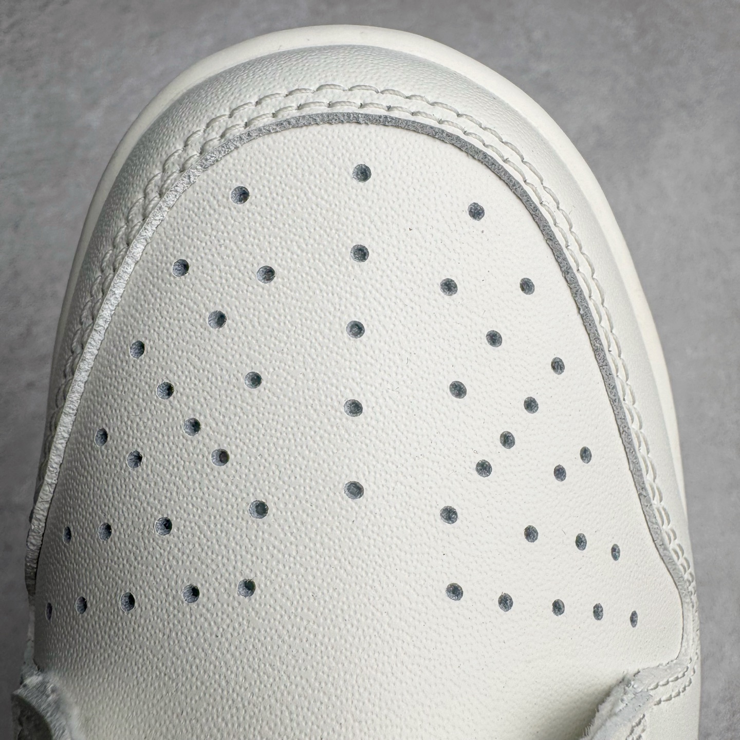 图片[14]-＃YC纯原 NK Dunk Low 心之希冀 WG0406-021 此款整体以杏仁白色为主色调，以纯净白调勾勒无畏底色，每一寸皮革，都镌刻着对自由的渴望；冷茶色Swoosh 如自由的笔触，轻绘出灵魂的不羁；浅绿鞋底，是踏遍山河的勇气。鞋侧“Born Free，Love and fearless”，是生命的箴言，让脚步追逐风的轨迹，拥抱光的无垠，在每一次起落间，绽放生命的光华。——生而自由，爱而无畏，心之所向，皆为希冀。定制系列天花板 无原鞋不开发 全系列得物原鞋一比一校对开发 配色持续更新中 终端对接 优势输出 全套原厂楦头原纸板数据档案倾力打造 原汁原味莞产 极致还原 圈内最强针车工艺 高端零售指定版 广东原厂配套原盒原标 鞋盒分三个尺码段 原厂冲刀 超高清洁度 全鞋零毛边皮料切割 采用原厂百宏鞋带以及原厂百宏织唛舌标 内标可供原厂几率过验 进口原装条纹中底布 四线拉帮白色点胶 原厂拉帮手法遵循公司 原厂电绣 极致还原 尺码：36 36.5 37.5 38 38.5 39 40 40.5 41 42 42.5 43 44 44.5 45 46-选品中心