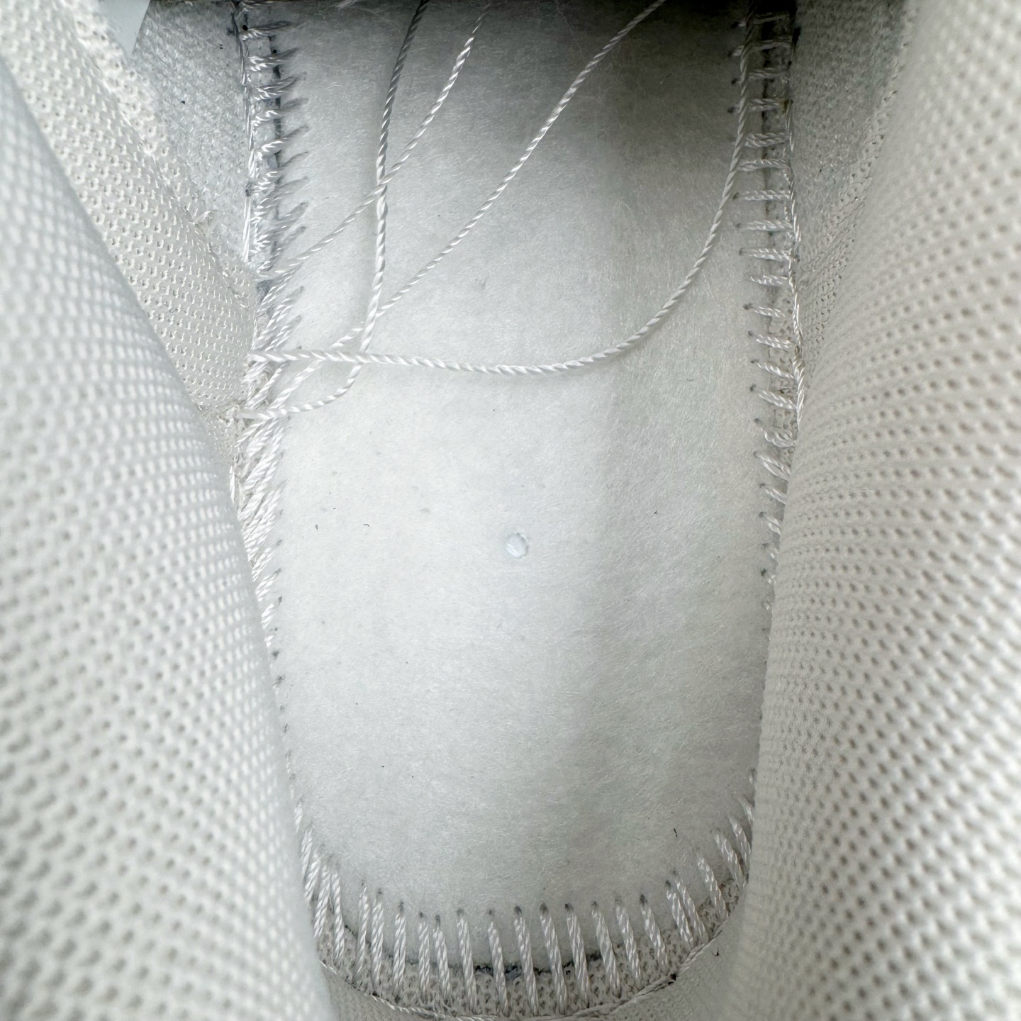 图片[10]-＃YC纯原 NK Dunk Low 心之希冀 WG0406-021 此款整体以杏仁白色为主色调，以纯净白调勾勒无畏底色，每一寸皮革，都镌刻着对自由的渴望；冷茶色Swoosh 如自由的笔触，轻绘出灵魂的不羁；浅绿鞋底，是踏遍山河的勇气。鞋侧“Born Free，Love and fearless”，是生命的箴言，让脚步追逐风的轨迹，拥抱光的无垠，在每一次起落间，绽放生命的光华。——生而自由，爱而无畏，心之所向，皆为希冀。定制系列天花板 无原鞋不开发 全系列得物原鞋一比一校对开发 配色持续更新中 终端对接 优势输出 全套原厂楦头原纸板数据档案倾力打造 原汁原味莞产 极致还原 圈内最强针车工艺 高端零售指定版 广东原厂配套原盒原标 鞋盒分三个尺码段 原厂冲刀 超高清洁度 全鞋零毛边皮料切割 采用原厂百宏鞋带以及原厂百宏织唛舌标 内标可供原厂几率过验 进口原装条纹中底布 四线拉帮白色点胶 原厂拉帮手法遵循公司 原厂电绣 极致还原 尺码：36 36.5 37.5 38 38.5 39 40 40.5 41 42 42.5 43 44 44.5 45 46-选品中心