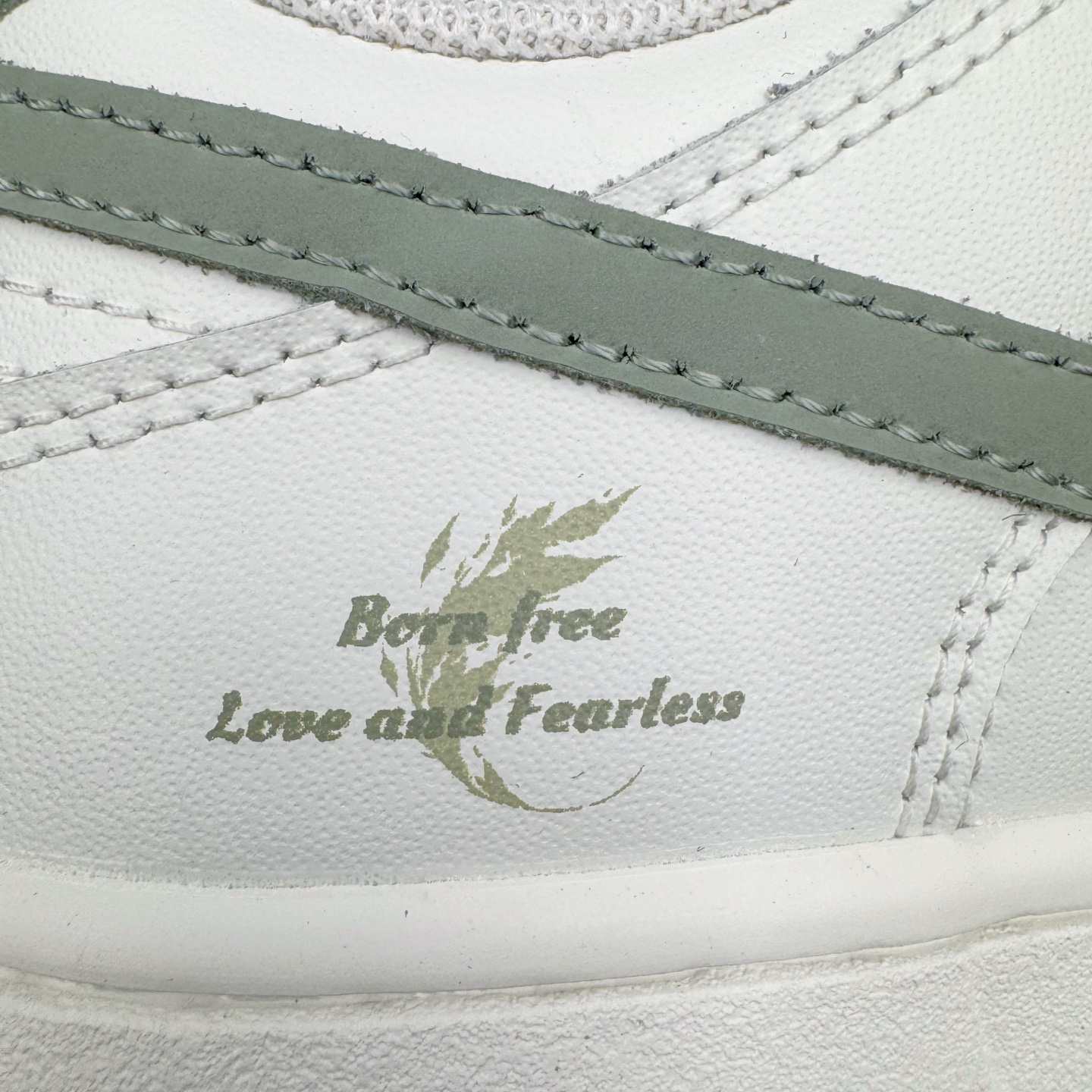 图片[16]-＃YC纯原 NK Dunk Low 心之希冀 WG0406-021 此款整体以杏仁白色为主色调，以纯净白调勾勒无畏底色，每一寸皮革，都镌刻着对自由的渴望；冷茶色Swoosh 如自由的笔触，轻绘出灵魂的不羁；浅绿鞋底，是踏遍山河的勇气。鞋侧“Born Free，Love and fearless”，是生命的箴言，让脚步追逐风的轨迹，拥抱光的无垠，在每一次起落间，绽放生命的光华。——生而自由，爱而无畏，心之所向，皆为希冀。定制系列天花板 无原鞋不开发 全系列得物原鞋一比一校对开发 配色持续更新中 终端对接 优势输出 全套原厂楦头原纸板数据档案倾力打造 原汁原味莞产 极致还原 圈内最强针车工艺 高端零售指定版 广东原厂配套原盒原标 鞋盒分三个尺码段 原厂冲刀 超高清洁度 全鞋零毛边皮料切割 采用原厂百宏鞋带以及原厂百宏织唛舌标 内标可供原厂几率过验 进口原装条纹中底布 四线拉帮白色点胶 原厂拉帮手法遵循公司 原厂电绣 极致还原 尺码：36 36.5 37.5 38 38.5 39 40 40.5 41 42 42.5 43 44 44.5 45 46-选品中心