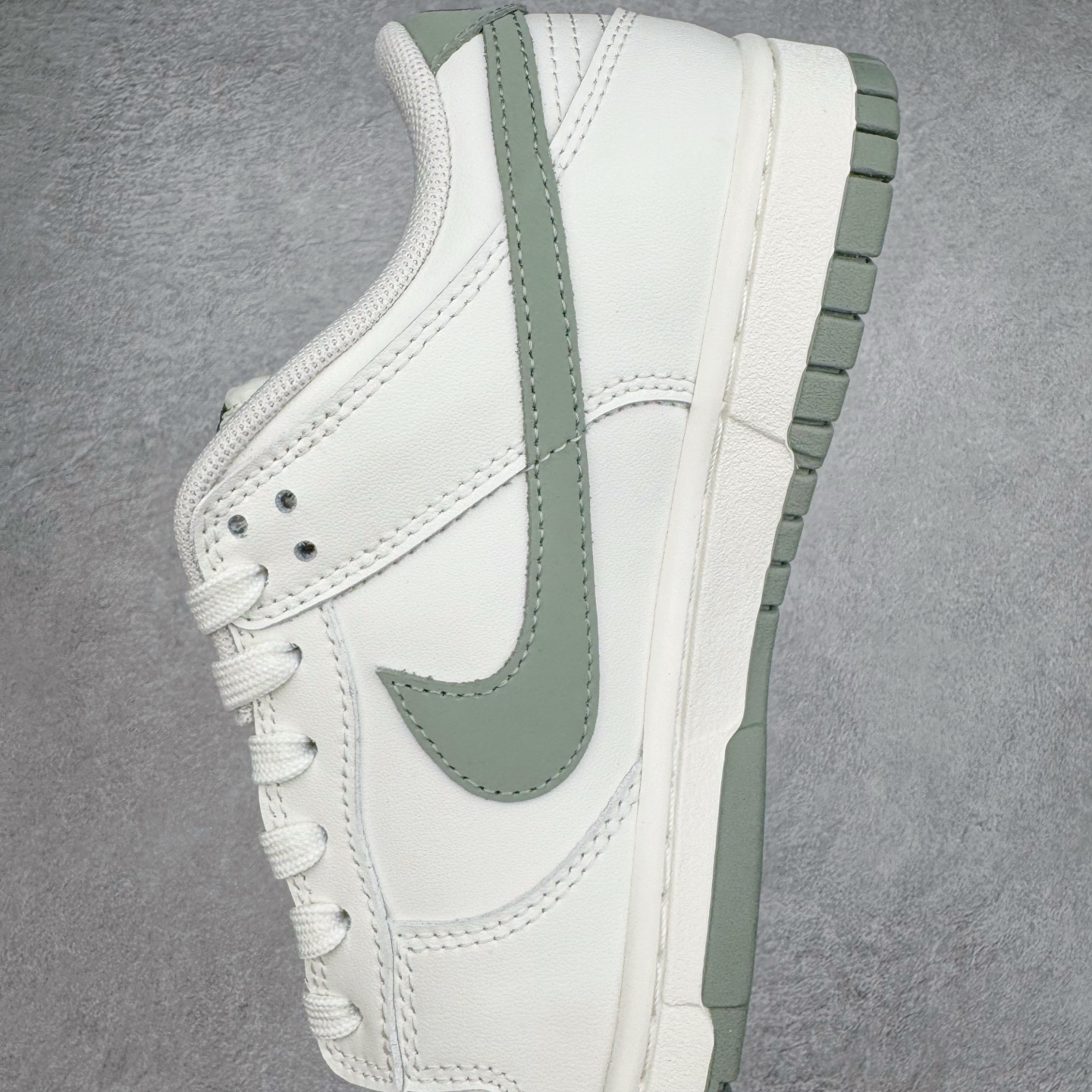 图片[7]-＃YC纯原 NK Dunk Low 心之希冀 WG0406-021 此款整体以杏仁白色为主色调，以纯净白调勾勒无畏底色，每一寸皮革，都镌刻着对自由的渴望；冷茶色Swoosh 如自由的笔触，轻绘出灵魂的不羁；浅绿鞋底，是踏遍山河的勇气。鞋侧“Born Free，Love and fearless”，是生命的箴言，让脚步追逐风的轨迹，拥抱光的无垠，在每一次起落间，绽放生命的光华。——生而自由，爱而无畏，心之所向，皆为希冀。定制系列天花板 无原鞋不开发 全系列得物原鞋一比一校对开发 配色持续更新中 终端对接 优势输出 全套原厂楦头原纸板数据档案倾力打造 原汁原味莞产 极致还原 圈内最强针车工艺 高端零售指定版 广东原厂配套原盒原标 鞋盒分三个尺码段 原厂冲刀 超高清洁度 全鞋零毛边皮料切割 采用原厂百宏鞋带以及原厂百宏织唛舌标 内标可供原厂几率过验 进口原装条纹中底布 四线拉帮白色点胶 原厂拉帮手法遵循公司 原厂电绣 极致还原 尺码：36 36.5 37.5 38 38.5 39 40 40.5 41 42 42.5 43 44 44.5 45 46-选品中心