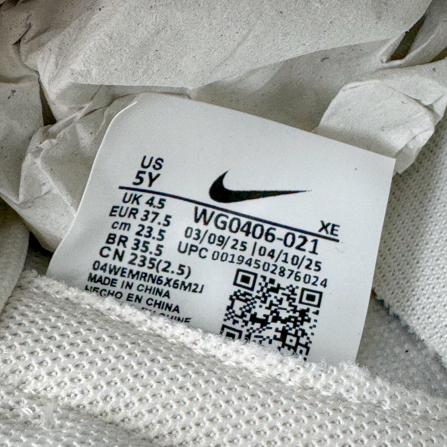 图片[12]-＃YC纯原 NK Dunk Low 心之希冀 WG0406-021 此款整体以杏仁白色为主色调，以纯净白调勾勒无畏底色，每一寸皮革，都镌刻着对自由的渴望；冷茶色Swoosh 如自由的笔触，轻绘出灵魂的不羁；浅绿鞋底，是踏遍山河的勇气。鞋侧“Born Free，Love and fearless”，是生命的箴言，让脚步追逐风的轨迹，拥抱光的无垠，在每一次起落间，绽放生命的光华。——生而自由，爱而无畏，心之所向，皆为希冀。定制系列天花板 无原鞋不开发 全系列得物原鞋一比一校对开发 配色持续更新中 终端对接 优势输出 全套原厂楦头原纸板数据档案倾力打造 原汁原味莞产 极致还原 圈内最强针车工艺 高端零售指定版 广东原厂配套原盒原标 鞋盒分三个尺码段 原厂冲刀 超高清洁度 全鞋零毛边皮料切割 采用原厂百宏鞋带以及原厂百宏织唛舌标 内标可供原厂几率过验 进口原装条纹中底布 四线拉帮白色点胶 原厂拉帮手法遵循公司 原厂电绣 极致还原 尺码：36 36.5 37.5 38 38.5 39 40 40.5 41 42 42.5 43 44 44.5 45 46-选品中心