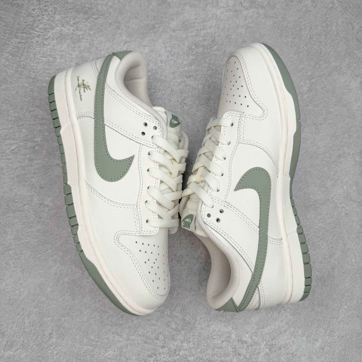 图片[3]-＃YC纯原 NK Dunk Low 心之希冀 WG0406-021 此款整体以杏仁白色为主色调，以纯净白调勾勒无畏底色，每一寸皮革，都镌刻着对自由的渴望；冷茶色Swoosh 如自由的笔触，轻绘出灵魂的不羁；浅绿鞋底，是踏遍山河的勇气。鞋侧“Born Free，Love and fearless”，是生命的箴言，让脚步追逐风的轨迹，拥抱光的无垠，在每一次起落间，绽放生命的光华。——生而自由，爱而无畏，心之所向，皆为希冀。定制系列天花板 无原鞋不开发 全系列得物原鞋一比一校对开发 配色持续更新中 终端对接 优势输出 全套原厂楦头原纸板数据档案倾力打造 原汁原味莞产 极致还原 圈内最强针车工艺 高端零售指定版 广东原厂配套原盒原标 鞋盒分三个尺码段 原厂冲刀 超高清洁度 全鞋零毛边皮料切割 采用原厂百宏鞋带以及原厂百宏织唛舌标 内标可供原厂几率过验 进口原装条纹中底布 四线拉帮白色点胶 原厂拉帮手法遵循公司 原厂电绣 极致还原 尺码：36 36.5 37.5 38 38.5 39 40 40.5 41 42 42.5 43 44 44.5 45 46-选品中心