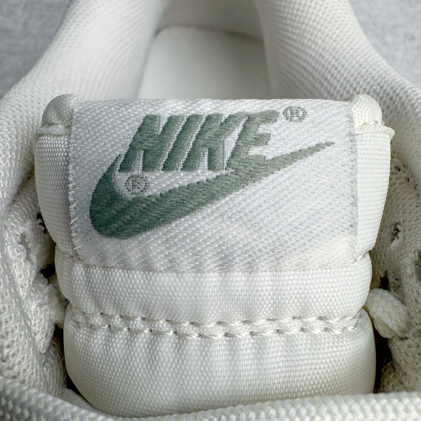 图片[13]-＃YC纯原 NK Dunk Low 心之希冀 WG0406-021 此款整体以杏仁白色为主色调，以纯净白调勾勒无畏底色，每一寸皮革，都镌刻着对自由的渴望；冷茶色Swoosh 如自由的笔触，轻绘出灵魂的不羁；浅绿鞋底，是踏遍山河的勇气。鞋侧“Born Free，Love and fearless”，是生命的箴言，让脚步追逐风的轨迹，拥抱光的无垠，在每一次起落间，绽放生命的光华。——生而自由，爱而无畏，心之所向，皆为希冀。定制系列天花板 无原鞋不开发 全系列得物原鞋一比一校对开发 配色持续更新中 终端对接 优势输出 全套原厂楦头原纸板数据档案倾力打造 原汁原味莞产 极致还原 圈内最强针车工艺 高端零售指定版 广东原厂配套原盒原标 鞋盒分三个尺码段 原厂冲刀 超高清洁度 全鞋零毛边皮料切割 采用原厂百宏鞋带以及原厂百宏织唛舌标 内标可供原厂几率过验 进口原装条纹中底布 四线拉帮白色点胶 原厂拉帮手法遵循公司 原厂电绣 极致还原 尺码：36 36.5 37.5 38 38.5 39 40 40.5 41 42 42.5 43 44 44.5 45 46-选品中心